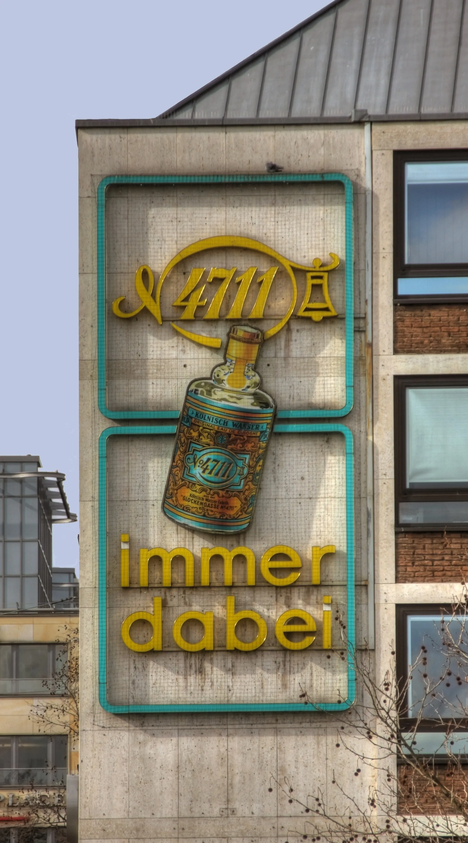Werbung für 4711 an einem Wohn- und Geschäftshaus Heumarkt 55-57, Köln