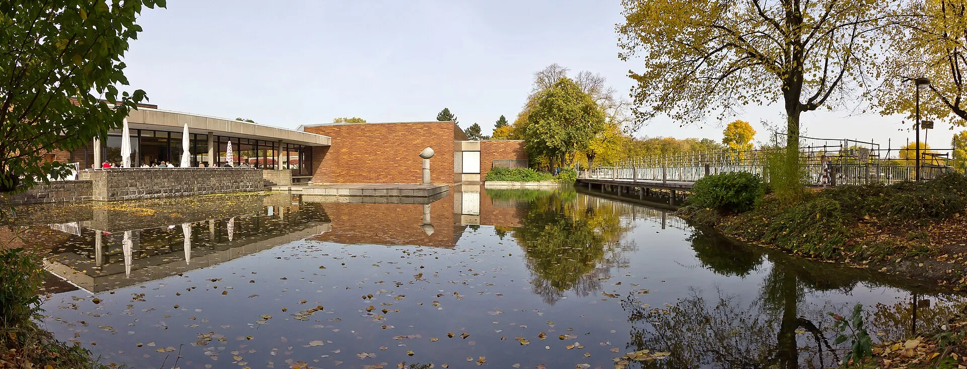 Museum für Ostasiatische Kunst Köln. Ansicht von Südosten mit dem Aachener Weiher und der Plastik „Fahne im Wind“ von Masayuki Nagare