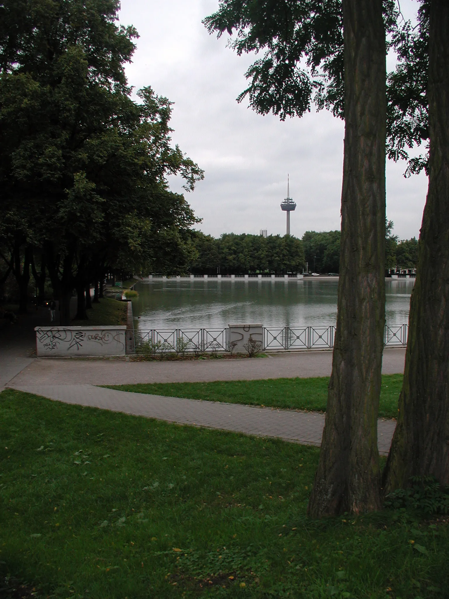 Köln-Lindenthal: Aachener Weiher, im Hintergrund der Colonius