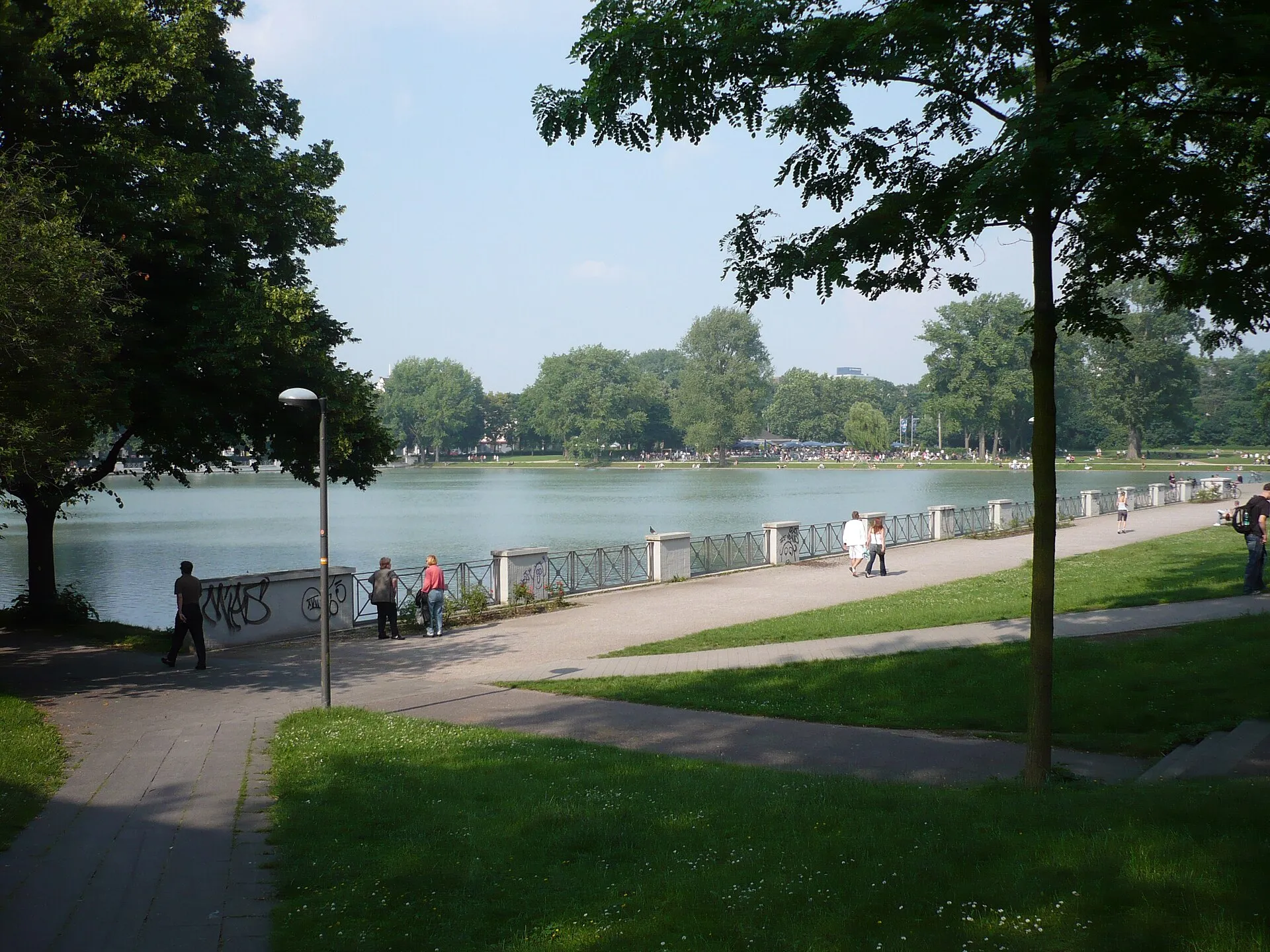 Der Aachener Weiher ist ein in den 20er Jahren des zwanzigsten Jahrhunderts auf nahezu quadratischer Fläche künstlich angelegter See in Köln . Er ist Teil des (