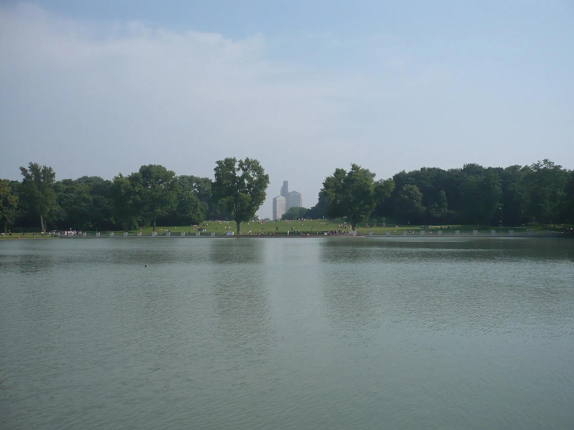 Aachener Weiher in Köln im Juni 2008. Im Hintergrund mittig das Uni-Center .