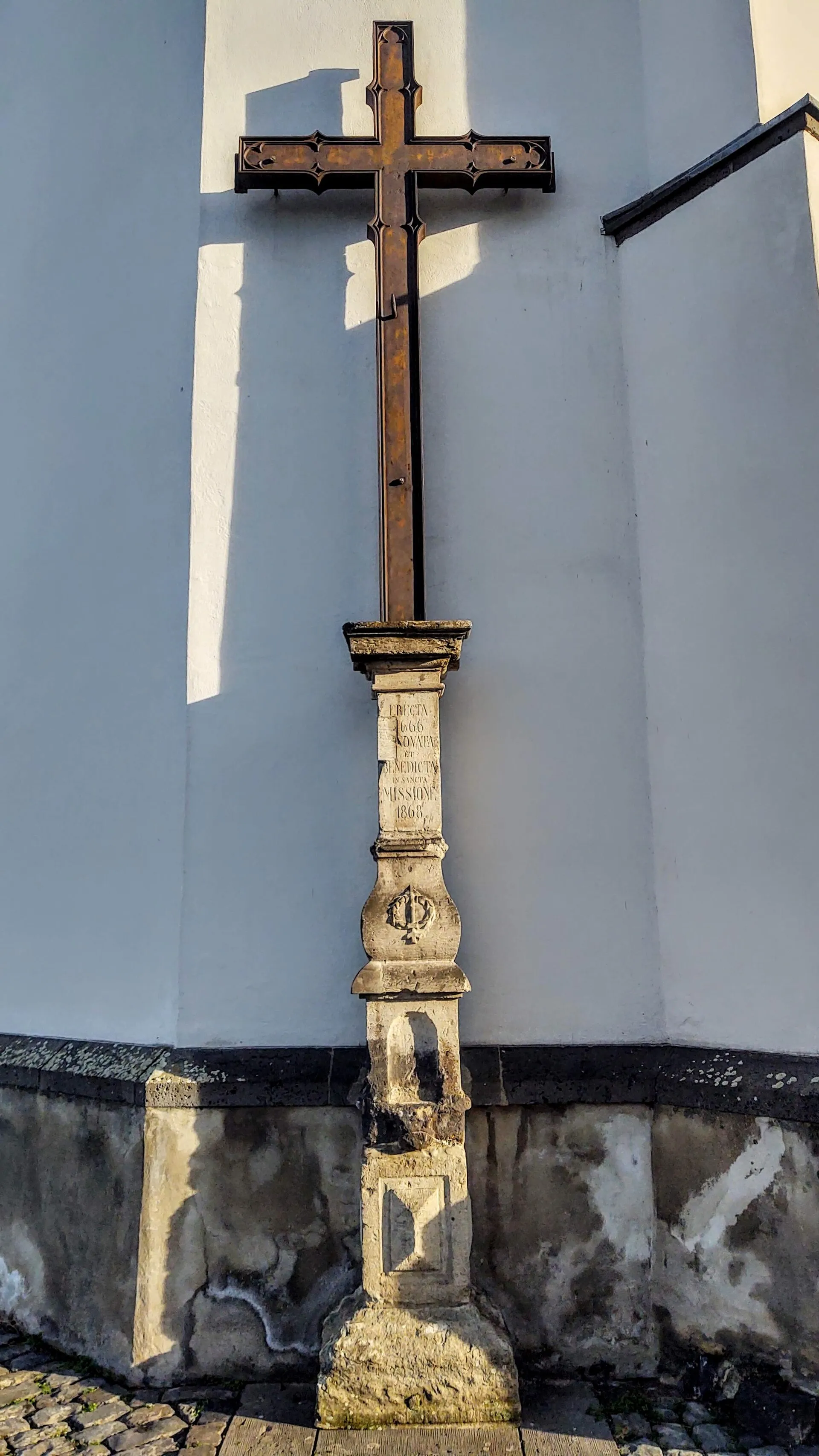Kreuz an der Süd-West-Seite der Abtei Deutz Alt St. Heribert, Köln-Deutz