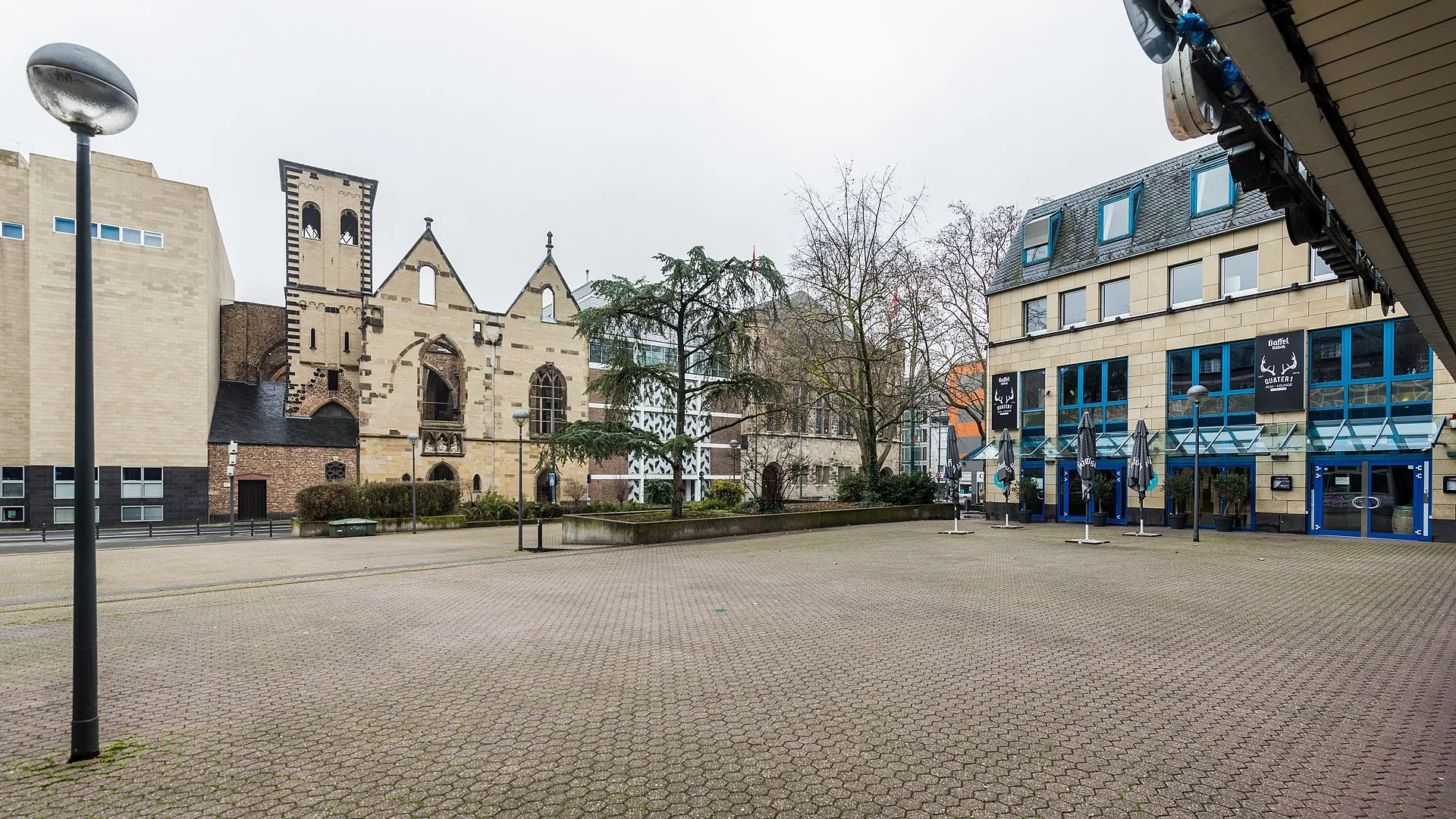 Quatermarkt, Köln. Blick Richtung Südosten, von links nach rechts: Wallraf-Richartz-Museum, St.-Bruder-Konrad-Kapelle, Alt St. Alban und Gürzenich