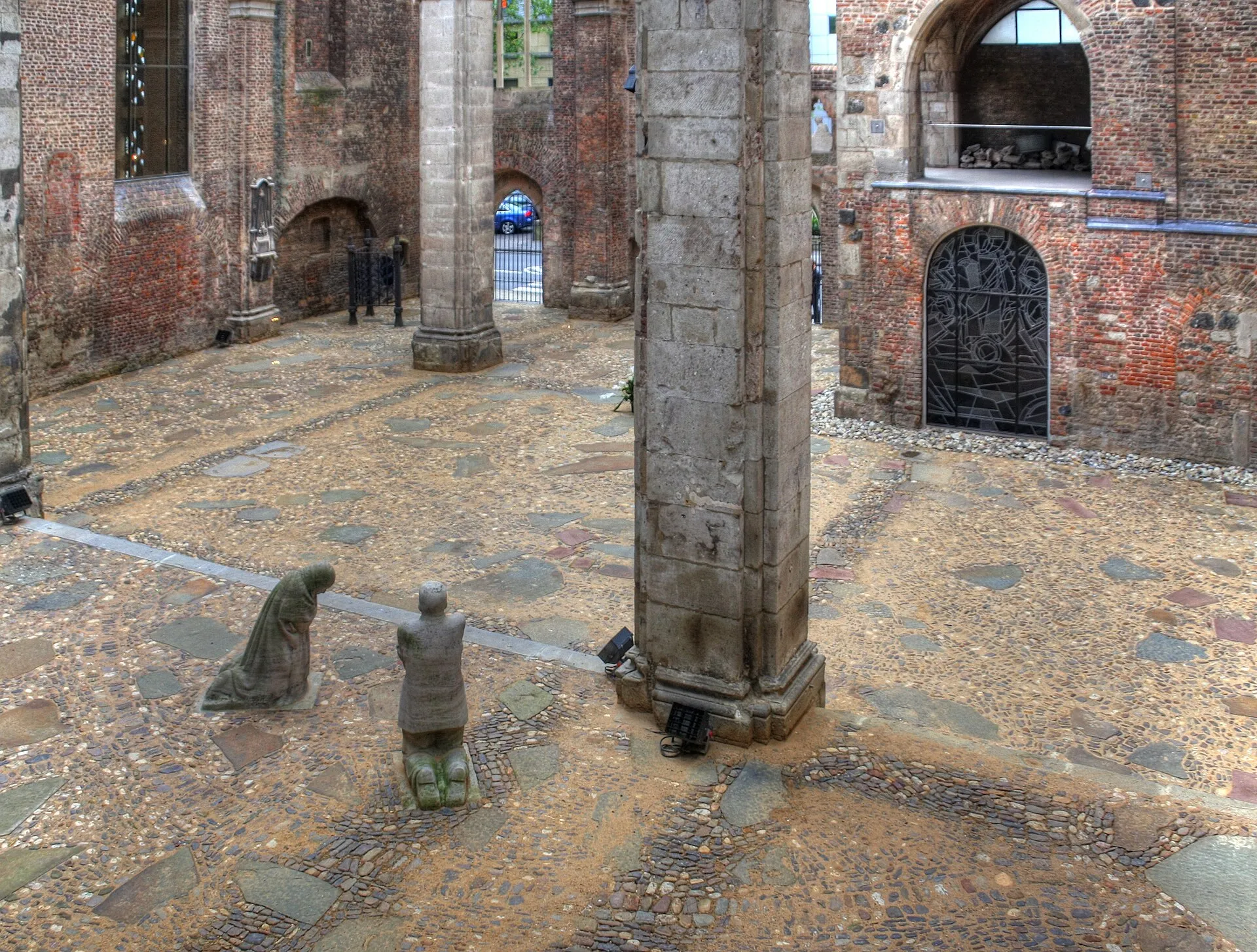Innenhof von Alt St. Alban, gesehen aus einem Fenster im Obergeschoss des Gürzenich