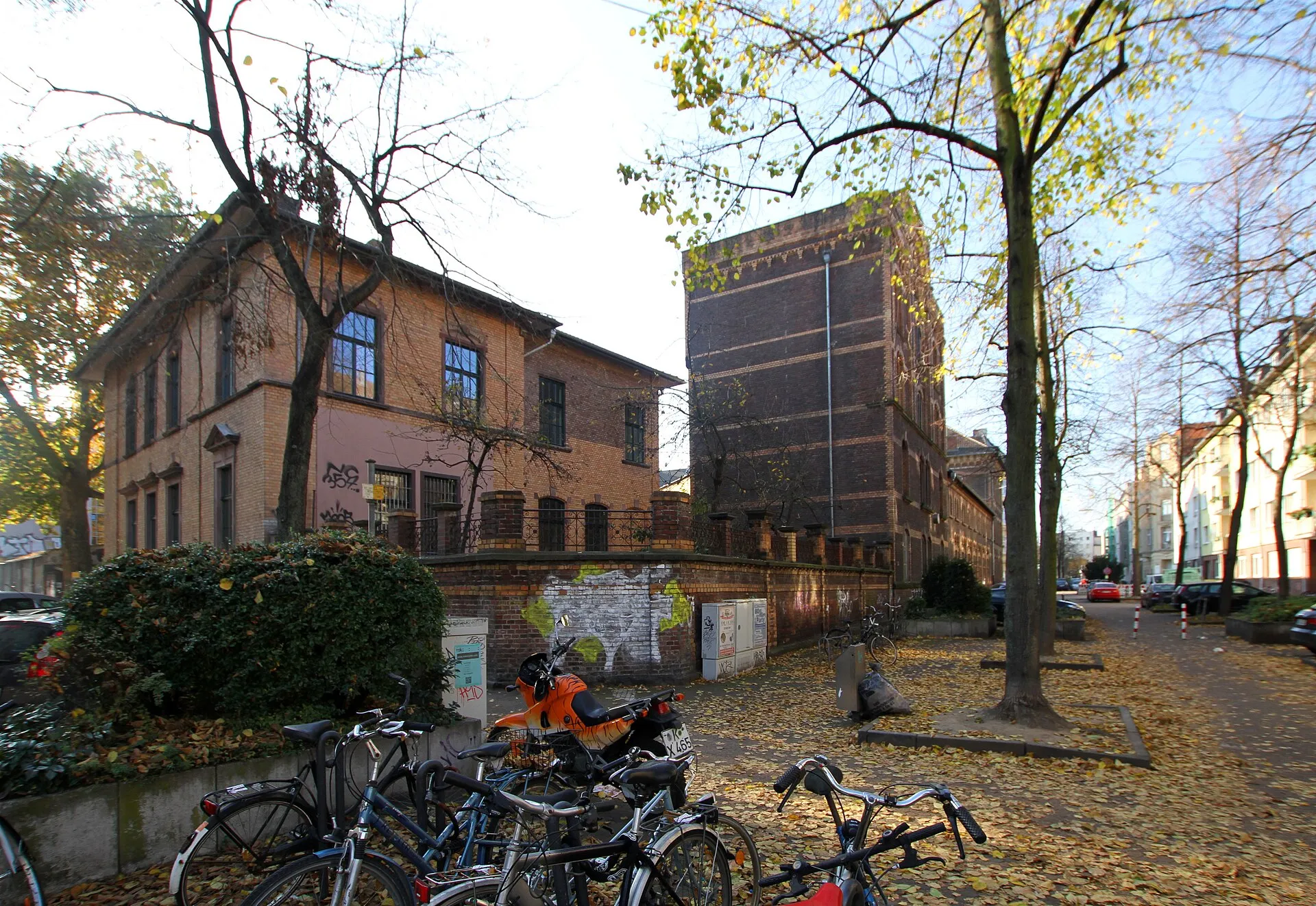 Köln Neustadt-Nord, Alte Feuerwache. Mauer und Gebäude entlang der Balthasarstraße