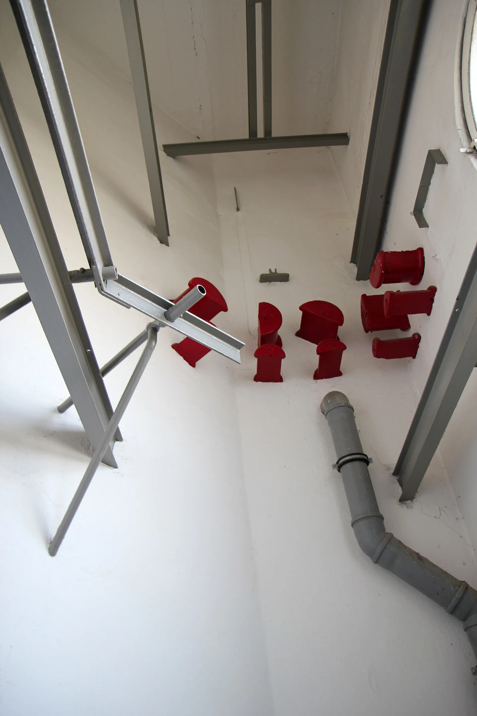 Köln Neustadt-Nord, Melchiorstraße 3. Schlauchhalterungen unter der Decke des ehemaligen Steigeturmes der Feuerwache