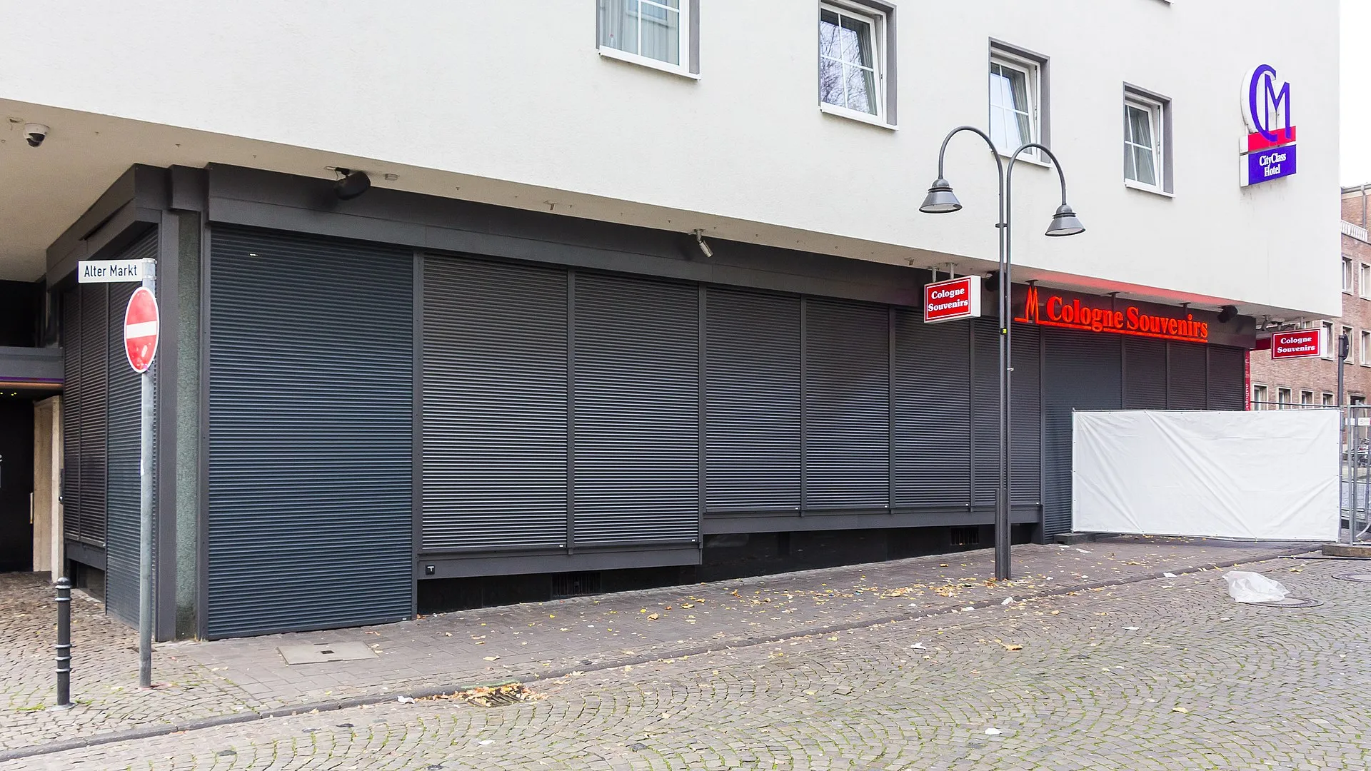 Start in die Kölner Karnevalssession 2019/20 am Elften im Elften, 2019 Foto: Ein Souveniergeschäft auf dem Alter Markt hält seine Schaufensterrsollos an dem Tag