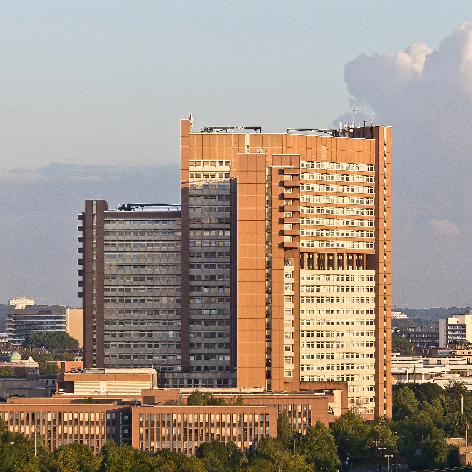 Das Justizzentrum Köln an der Luxemburger Straße (Amts- und Landgericht) aus der Luft, 2013