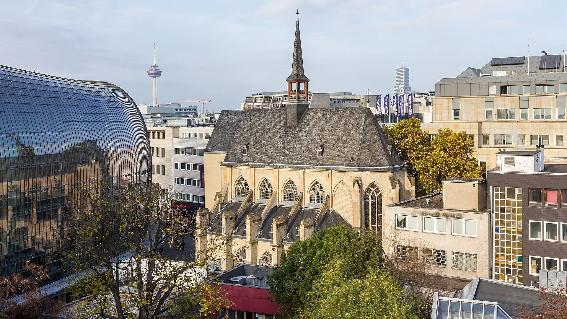Antoniterkirche Köln. Blick vom Kaufhof-Parkhaus. Links: Weltstadthaus
