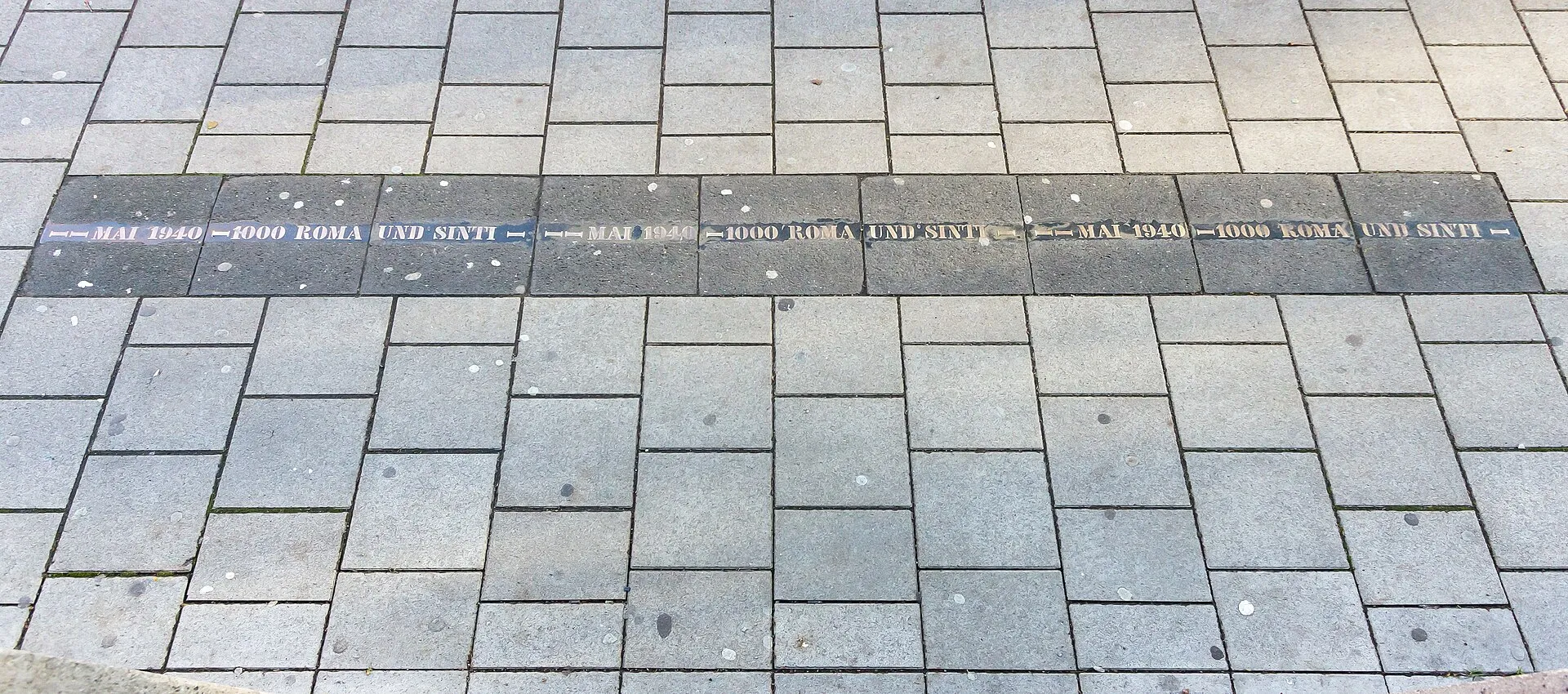 „Spur der Erinnerung“ vor dem EL-DE-Haus, Appellhofplatz, Köln von Gunter Demnig: „Mai 1940 – 1000 Roma und Sinti“