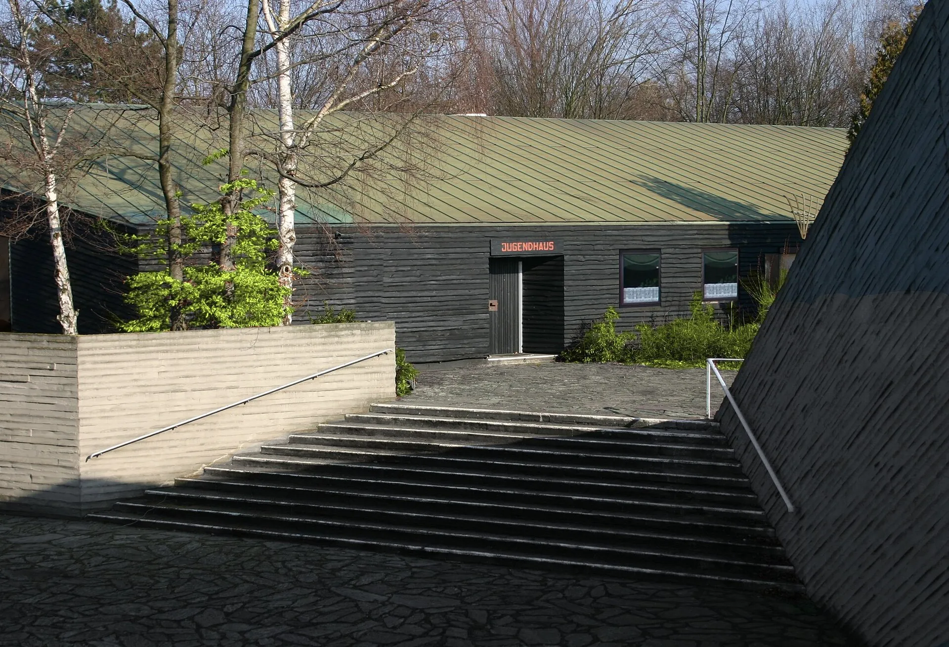 Auferstehungskirche Köln-Buchforst, Treppe von Straßenebene auf Platz