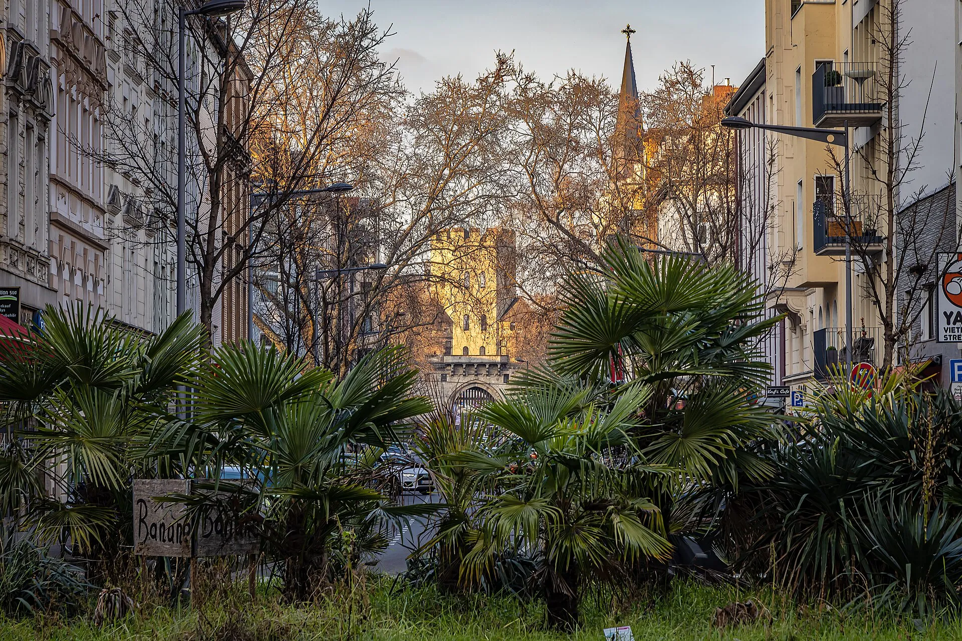 Severinstorburg Köln, gesehen von der Bonner Straße in Höhe Rolandstraße durch die "Bananenrepublik Köln"