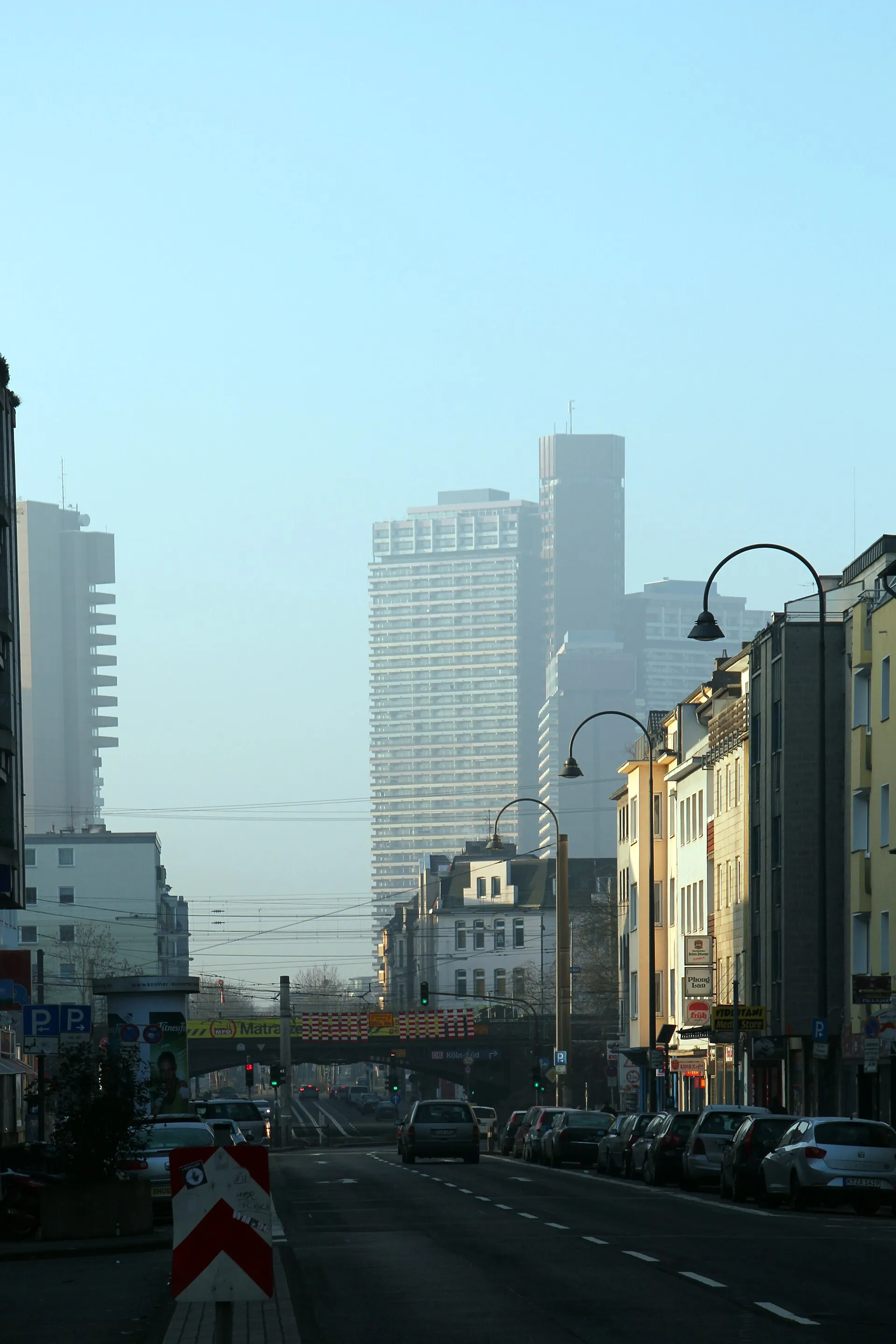 Köln, Luxemburger Straße ab Barbarossaplatz . Im Hintergrund Unicenter und Gerichtsgebäude