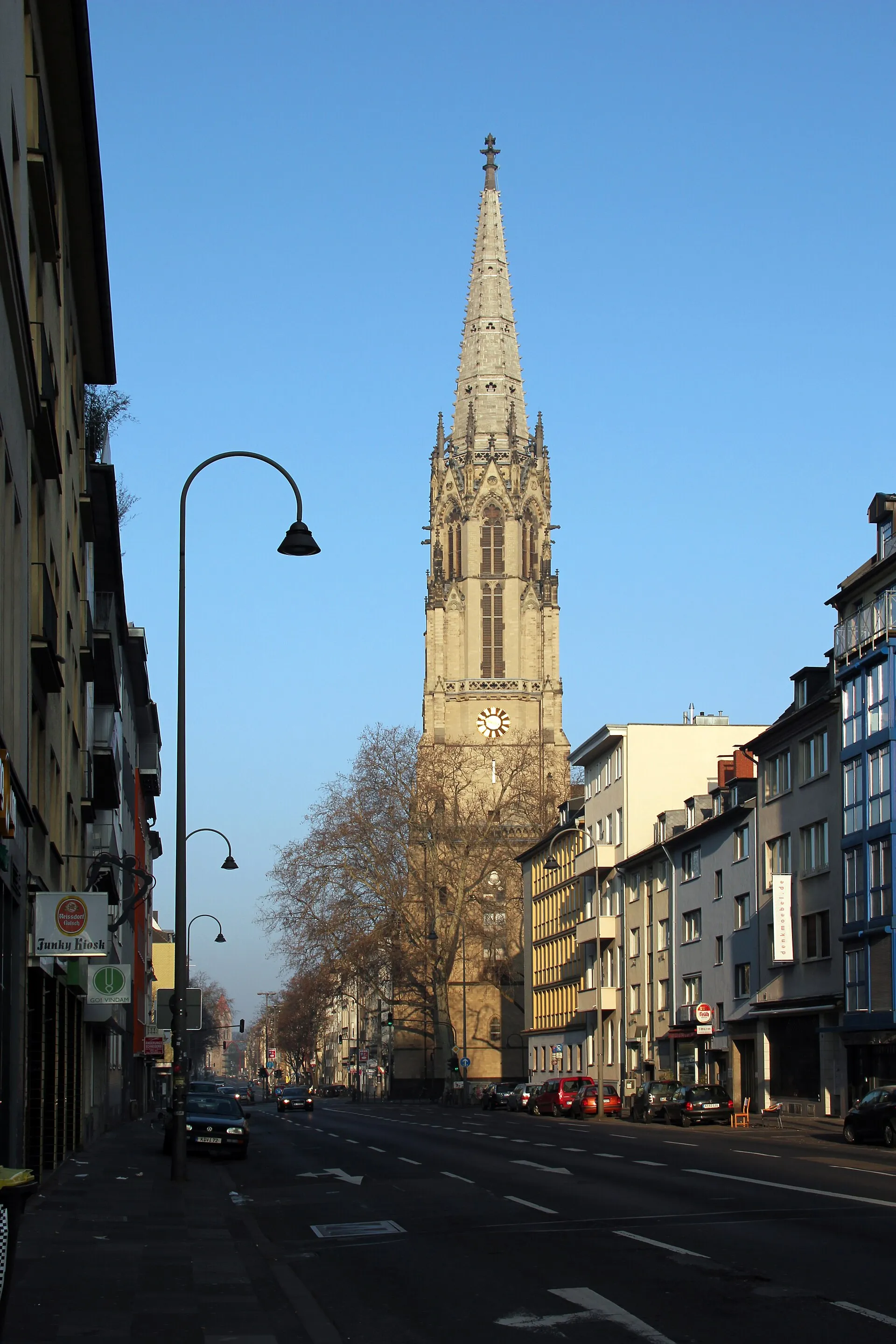 Köln, Roonstraße mit Herz Jesu-Kirche ab Barbarossaplatz
