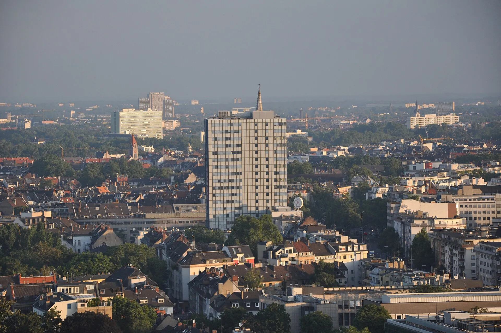 Ballonfahrt Köln. Barbarossaplatz und das Studentenviertel „Kwartier Latäng“.