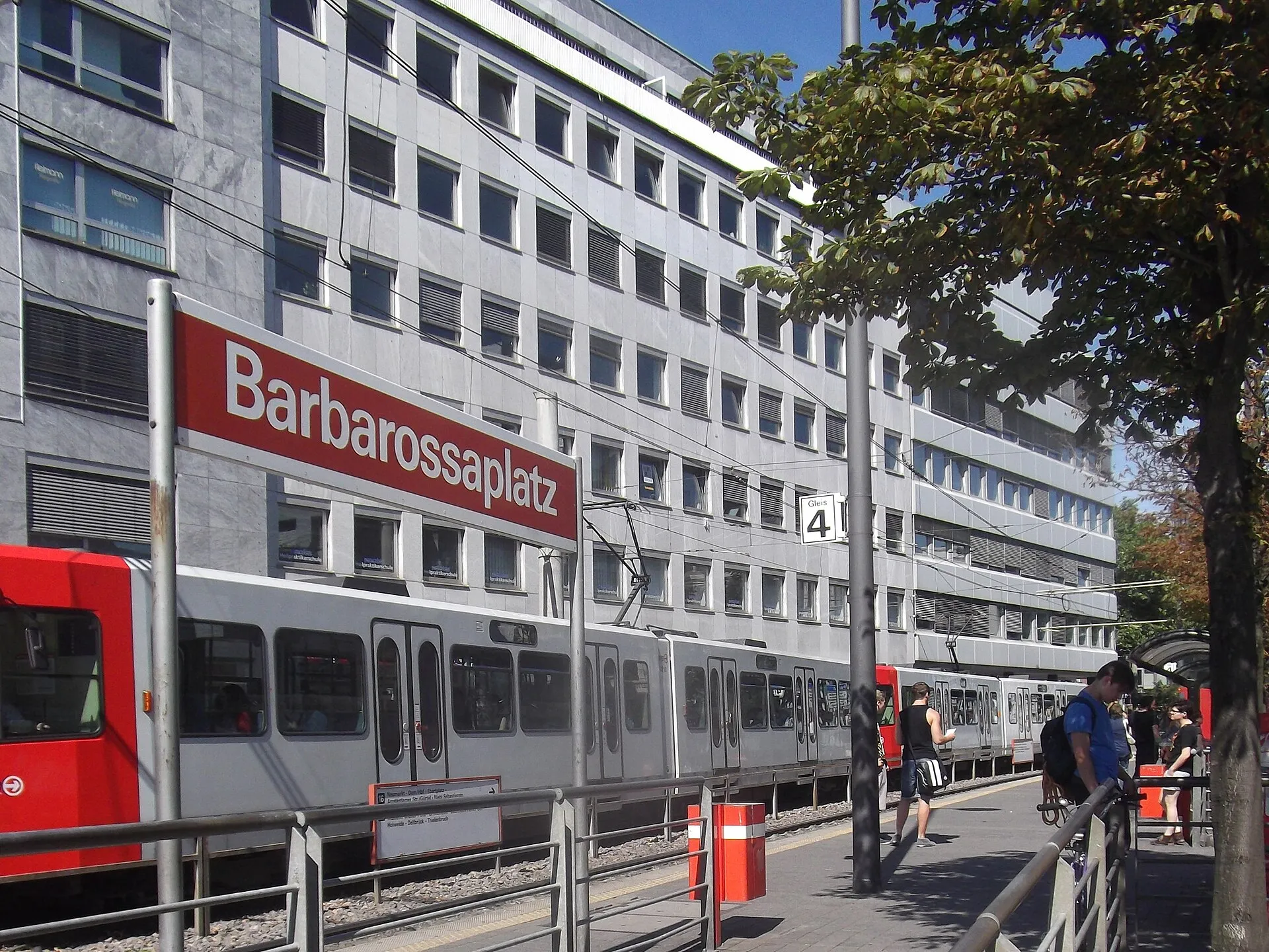 Bahnsteige auf der Straße Neue Weyerstraße