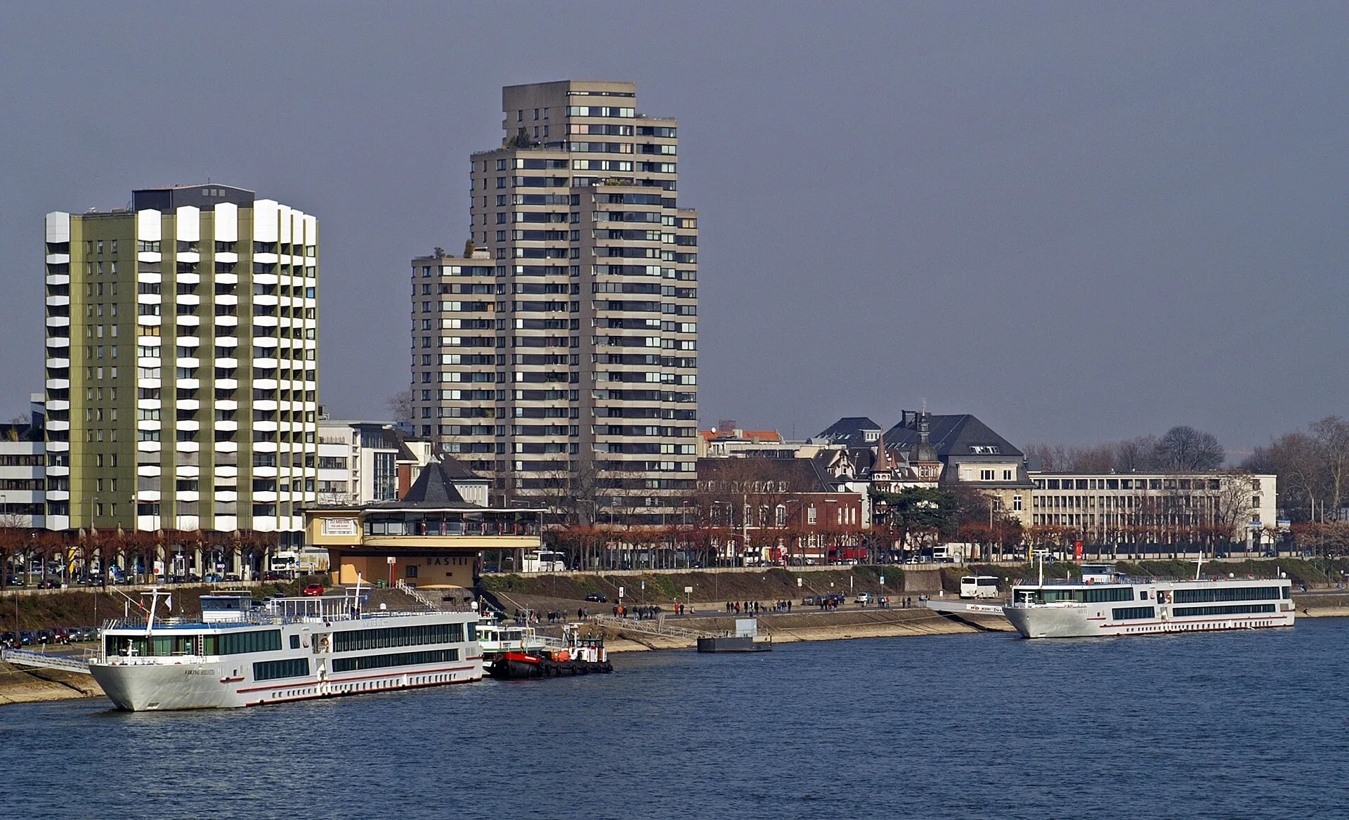 Die Schwesterschiffe Viking Helvetia un Viking Sun am Anleger Köln, Konrad-Adenauer-Ufer.
