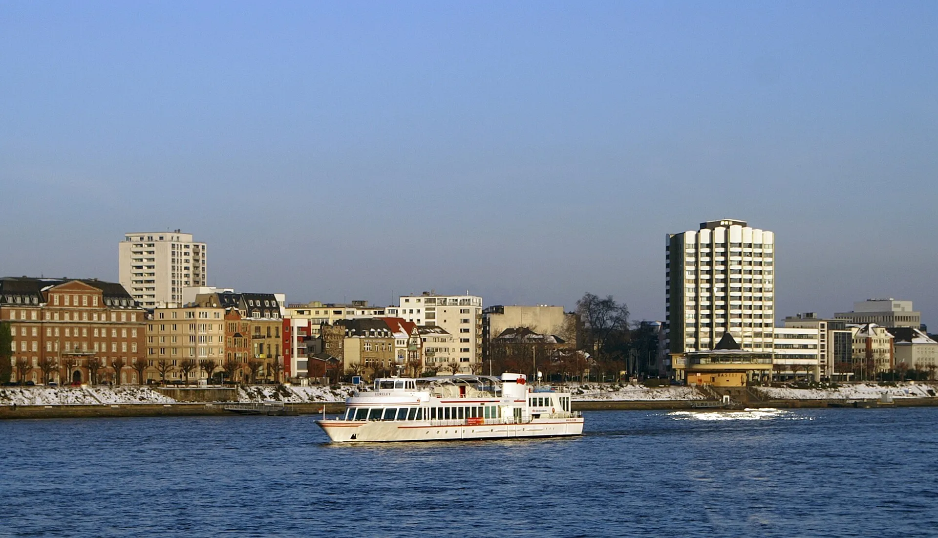 Die MS Loreley auf Fahrt kurz hinter der Bastei in Köln.