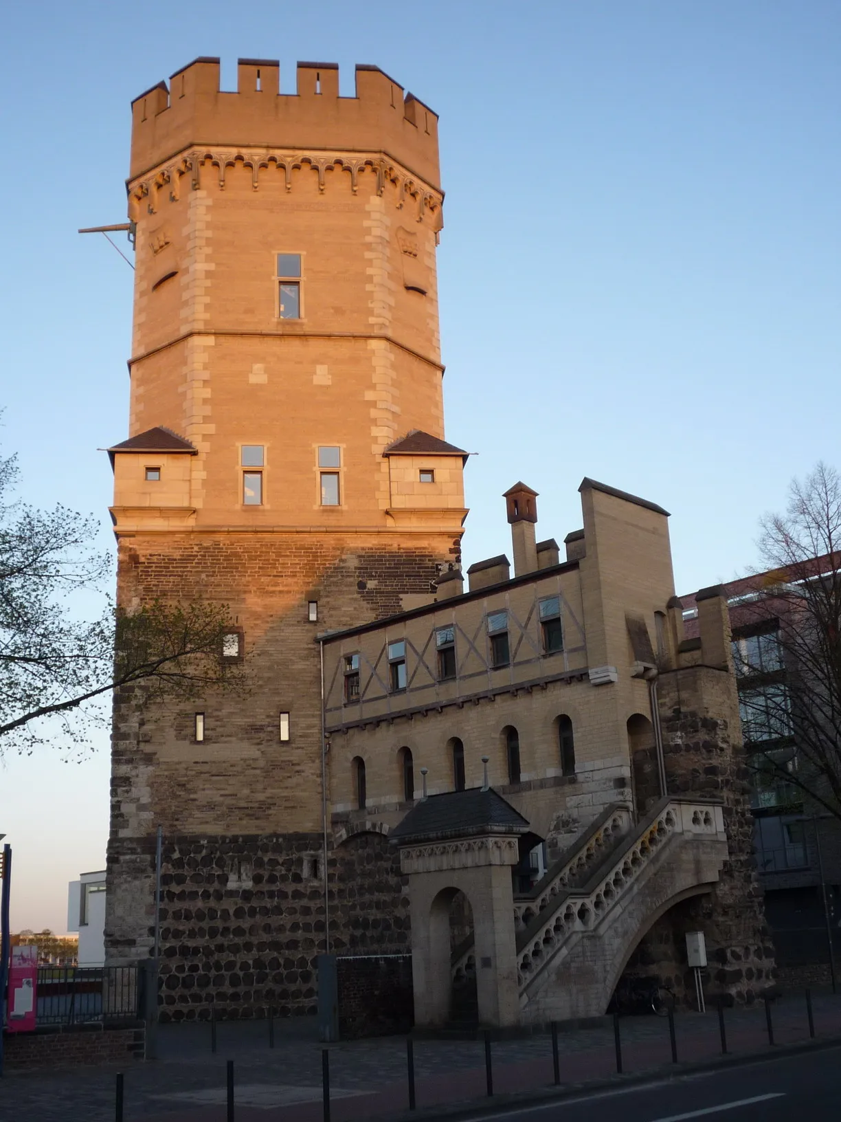 Bayenturm − Wehrturm der Stadtbefestigung am Rheinufer