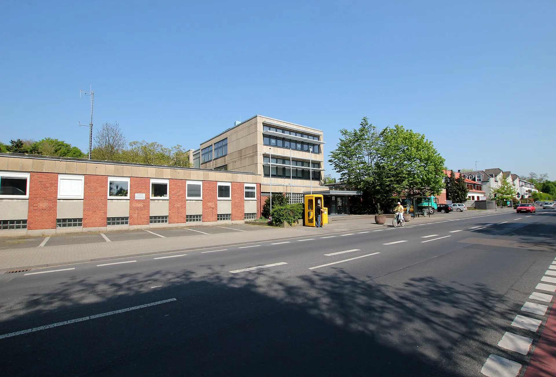 Elsa-Brandström-Schule, Köln-Sülz Berrenrather Straße am Rand des Beethovenparks