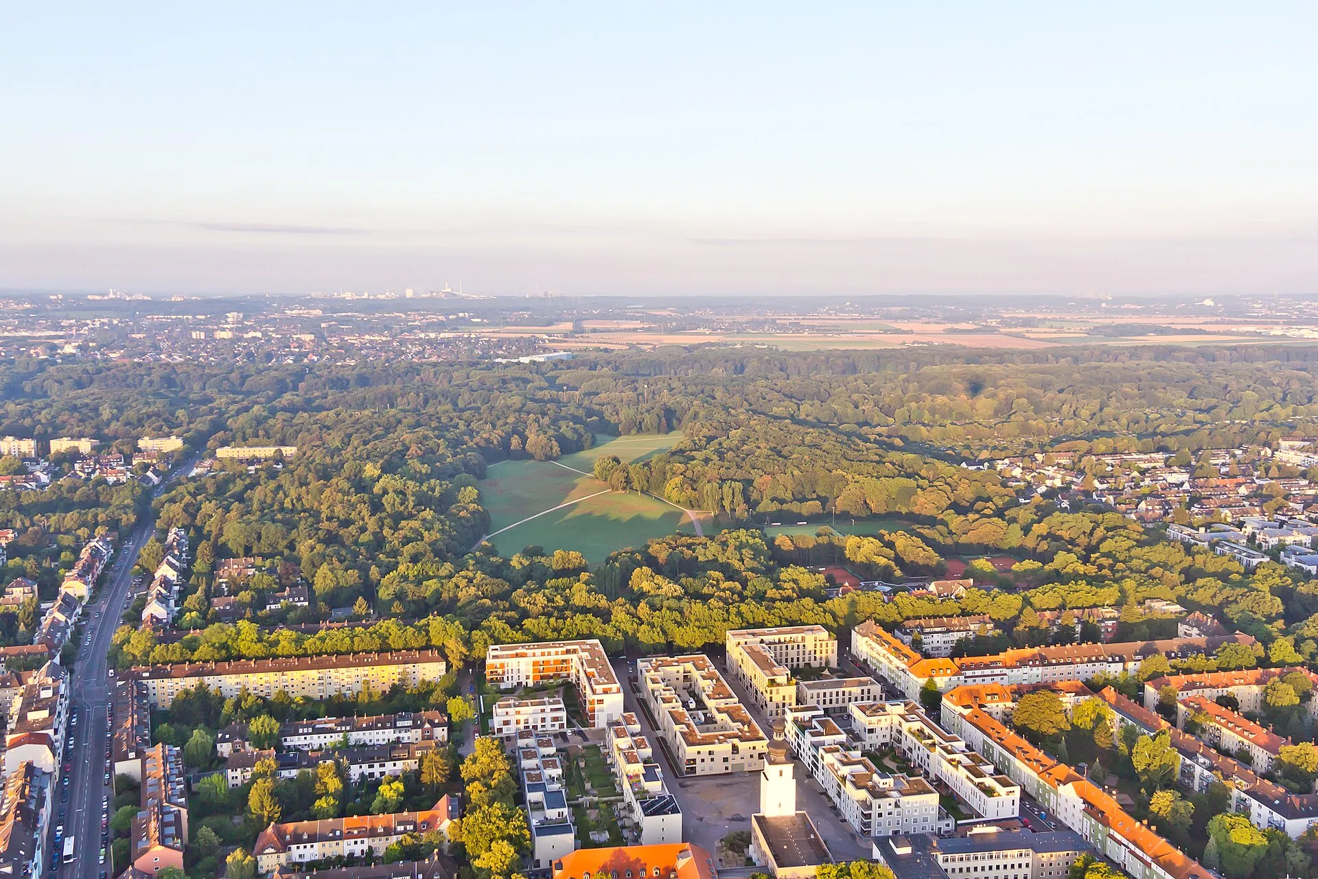 Beethovenpark mit der Kirche Zur Heiligen Familie