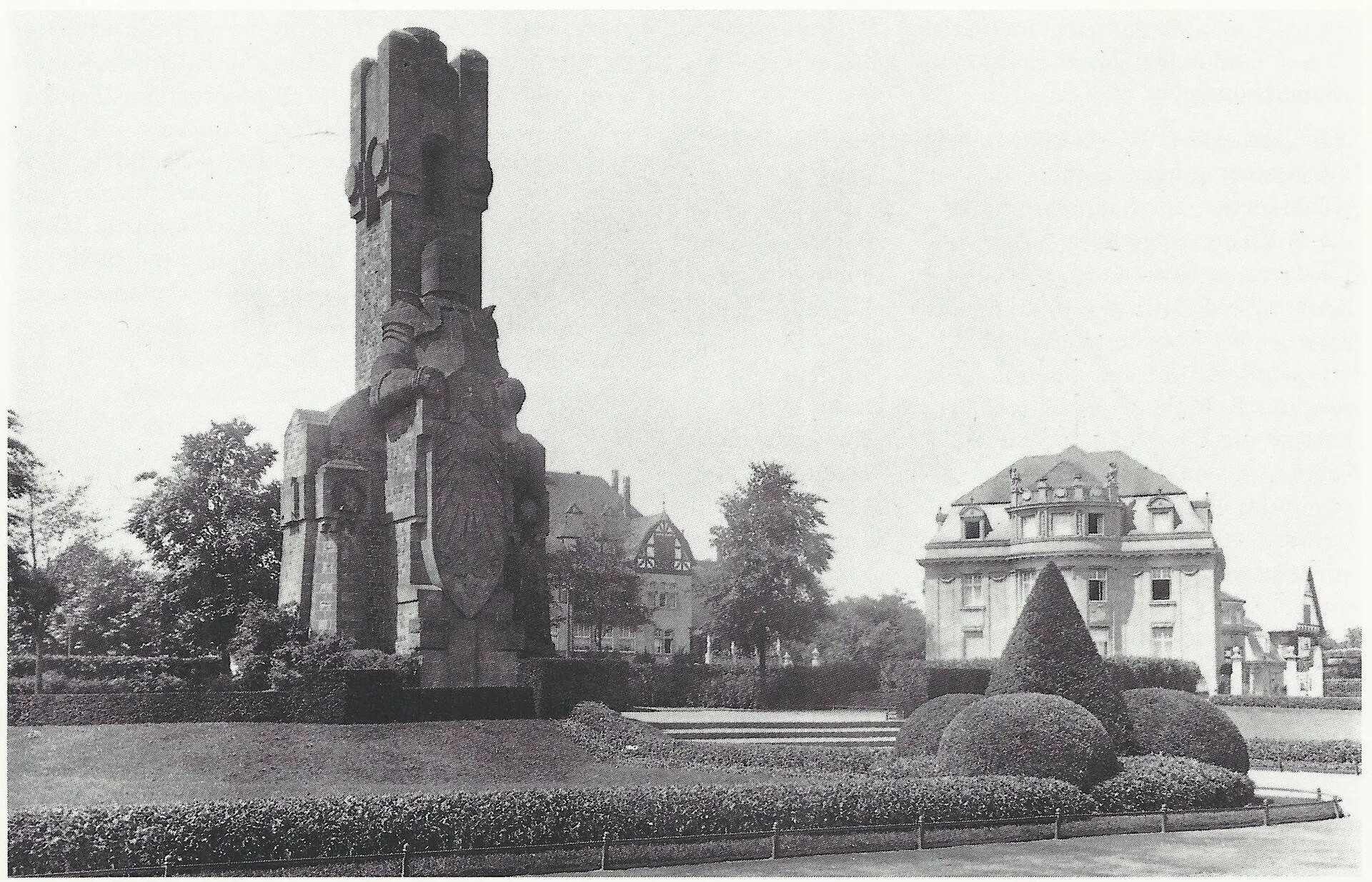 Bismarckturm , Köln-Marienburg ; im Hintergrund die Villen Bayenthalgürtel 4 (rechts) und 6 (links)