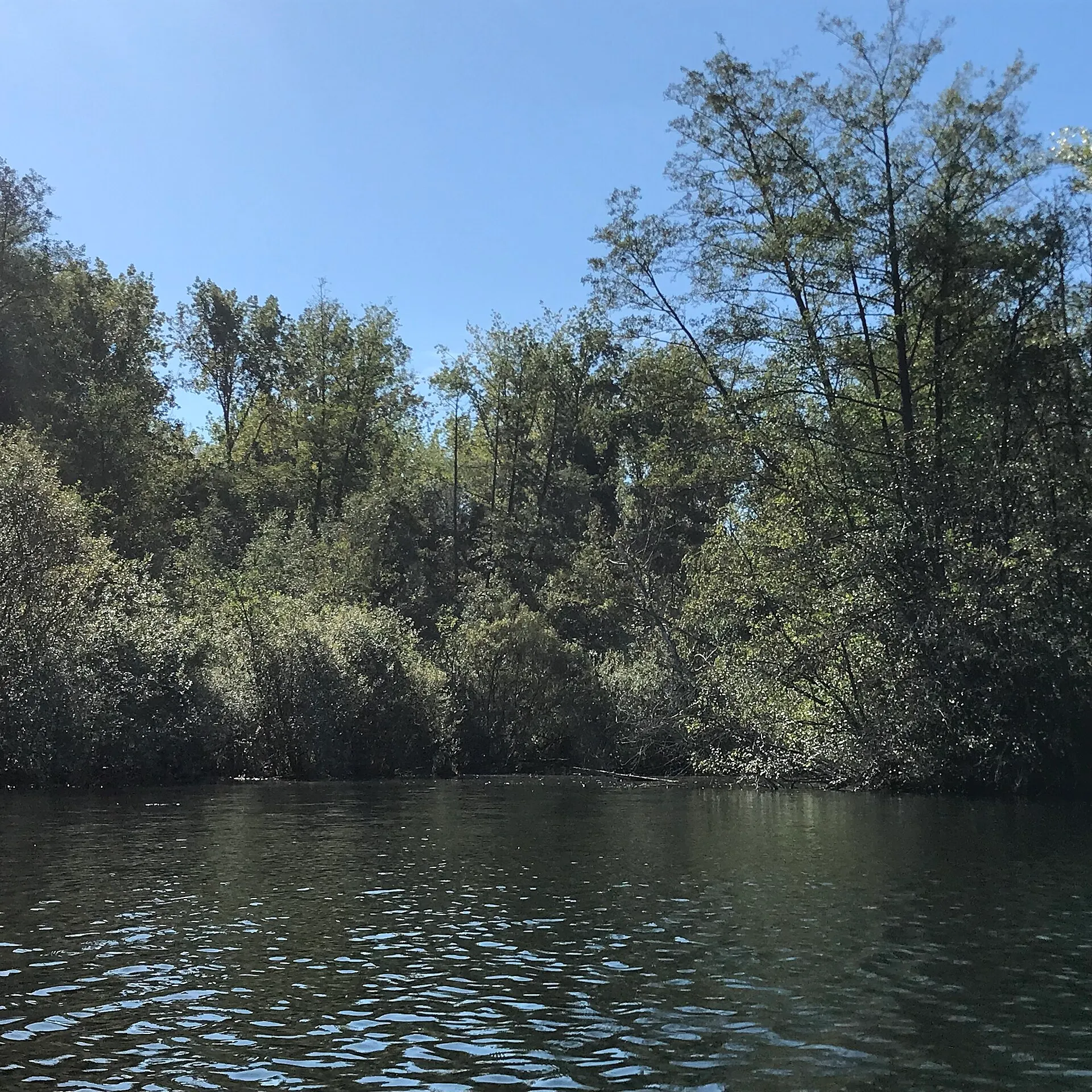 Der Kanal, der die Insel trennt.