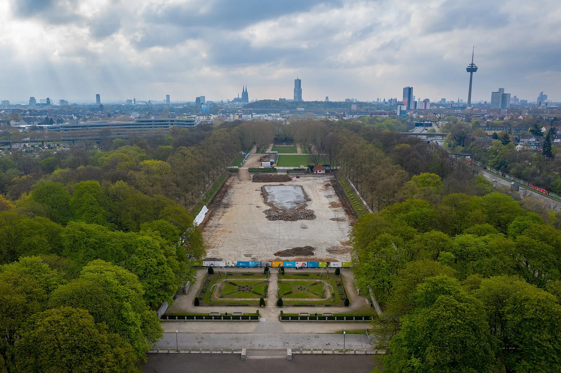 Sanierung des Blücherparkweihers 2019: Trockengelegter Weiher mit Fundamentarbeiten. DFS-Genehmigung BNL 080401/19
