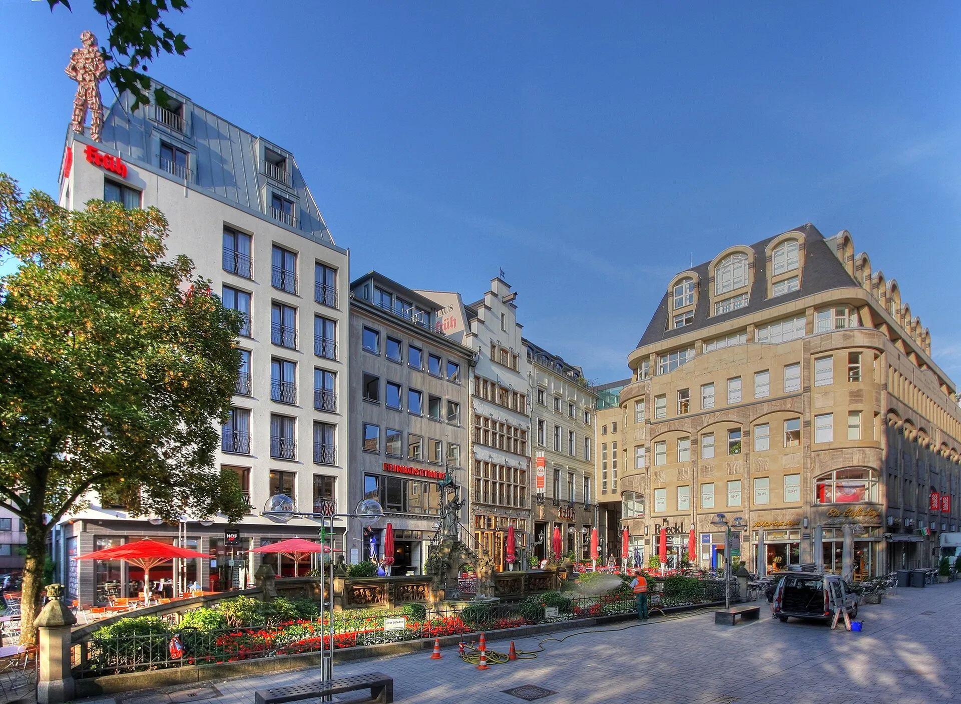 Früh Brauhaus. Von links nach rechts: Eden Hotel Früh am Dom, Feinkosttheke, Am Hof 14, Am Hof 12; das Haus rechts mit der Sandsteinfassade hat keinen Bezug zur