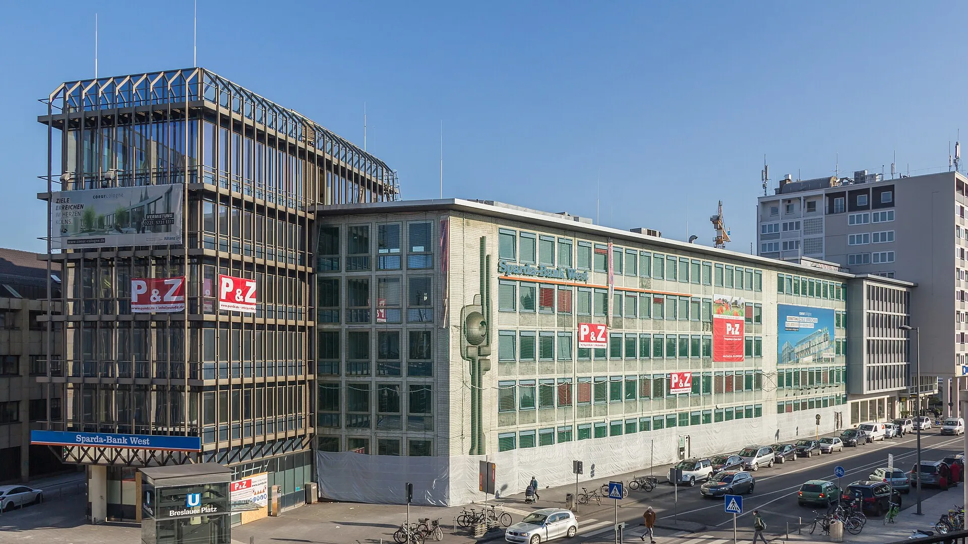 Bürogebäude Breslauer Platz 2b, 2c, 4 (von rechts nach links gesehen) kurz vor dem Abriss. Nach dem Abriss soll an derselben Stelle der Gebäudekomplex „Coeur Co