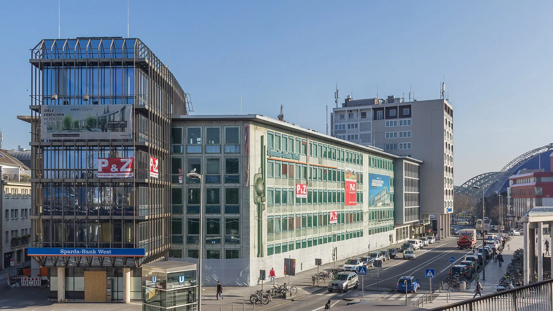 Bürogebäude Breslauer Platz 2b, 2c, 4 (von rechts nach links gesehen) kurz vor dem Abriss. Nach dem Abriss soll an derselben Stelle der Gebäudekomplex „Coeur Co