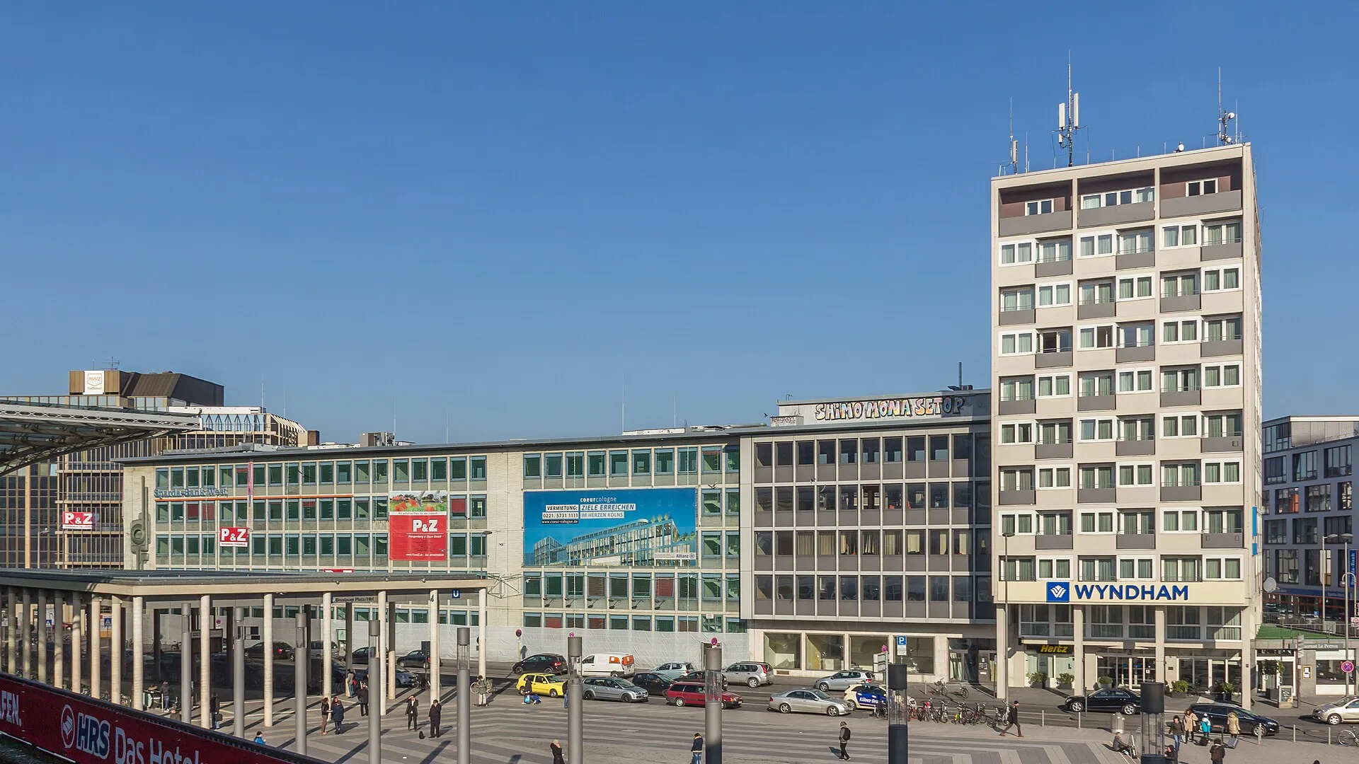Bürogebäude Breslauer Platz 2c, 2b (links) kurz vor dem Abriss. Nach dem Abriss soll an derselben Stelle der Gebäudekomplex „Coeur Cologne“ entstehen. Rechts au
