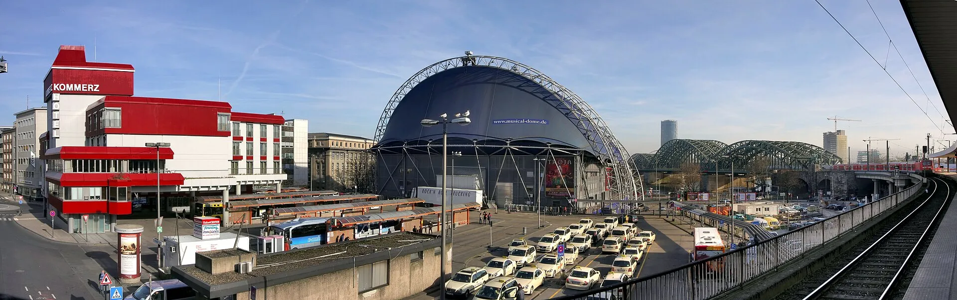 Ostseite mit Hotel, Busbahnhof, Musical Dome und Taxi-Warteplatz