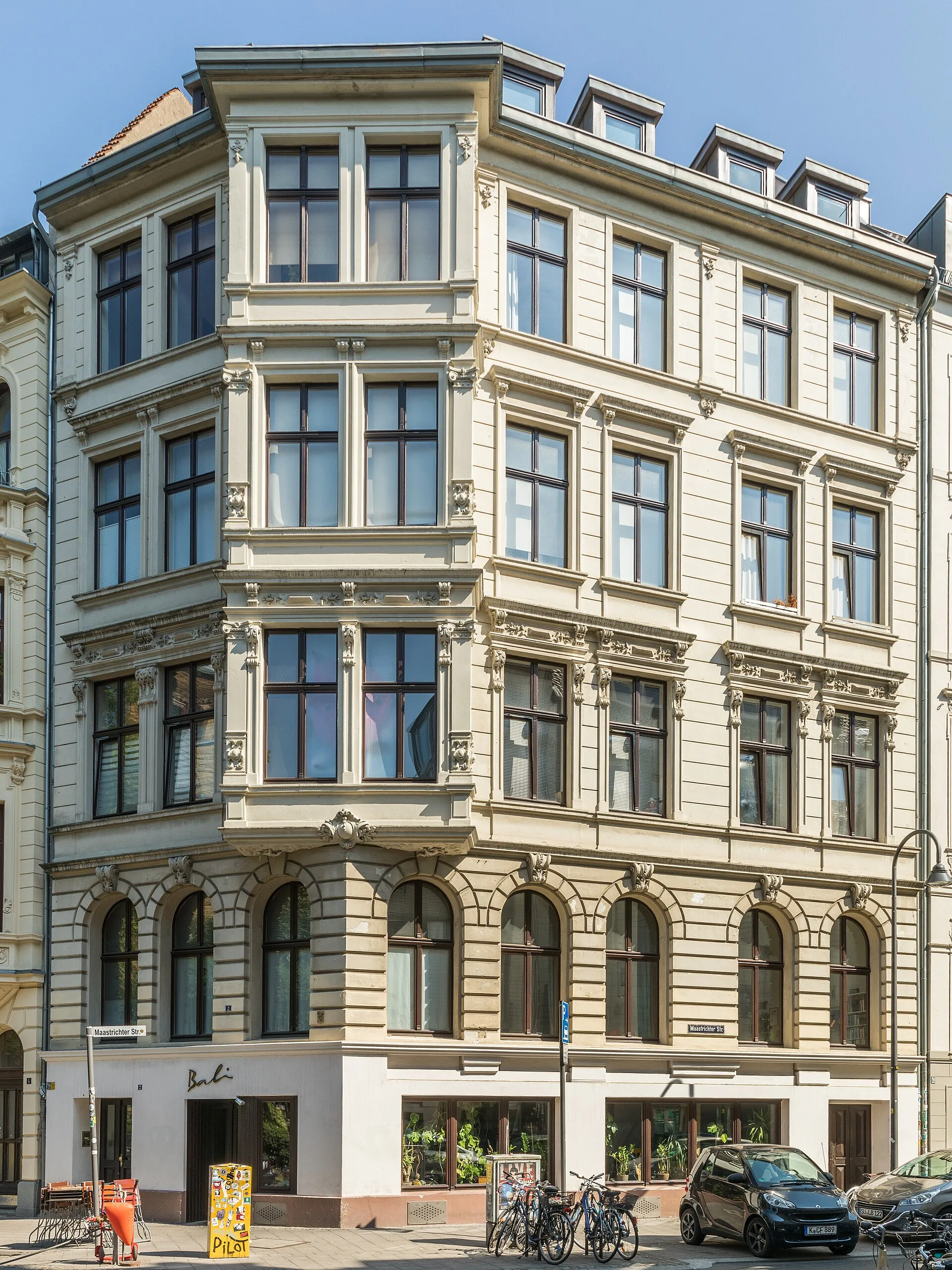 Denkmalgeschütztes Wohn- und Geschäftshaus Brüsseler Platz 2, Köln. Eckhaus zur Maastrichter Straße. Um 1898 erbaut.