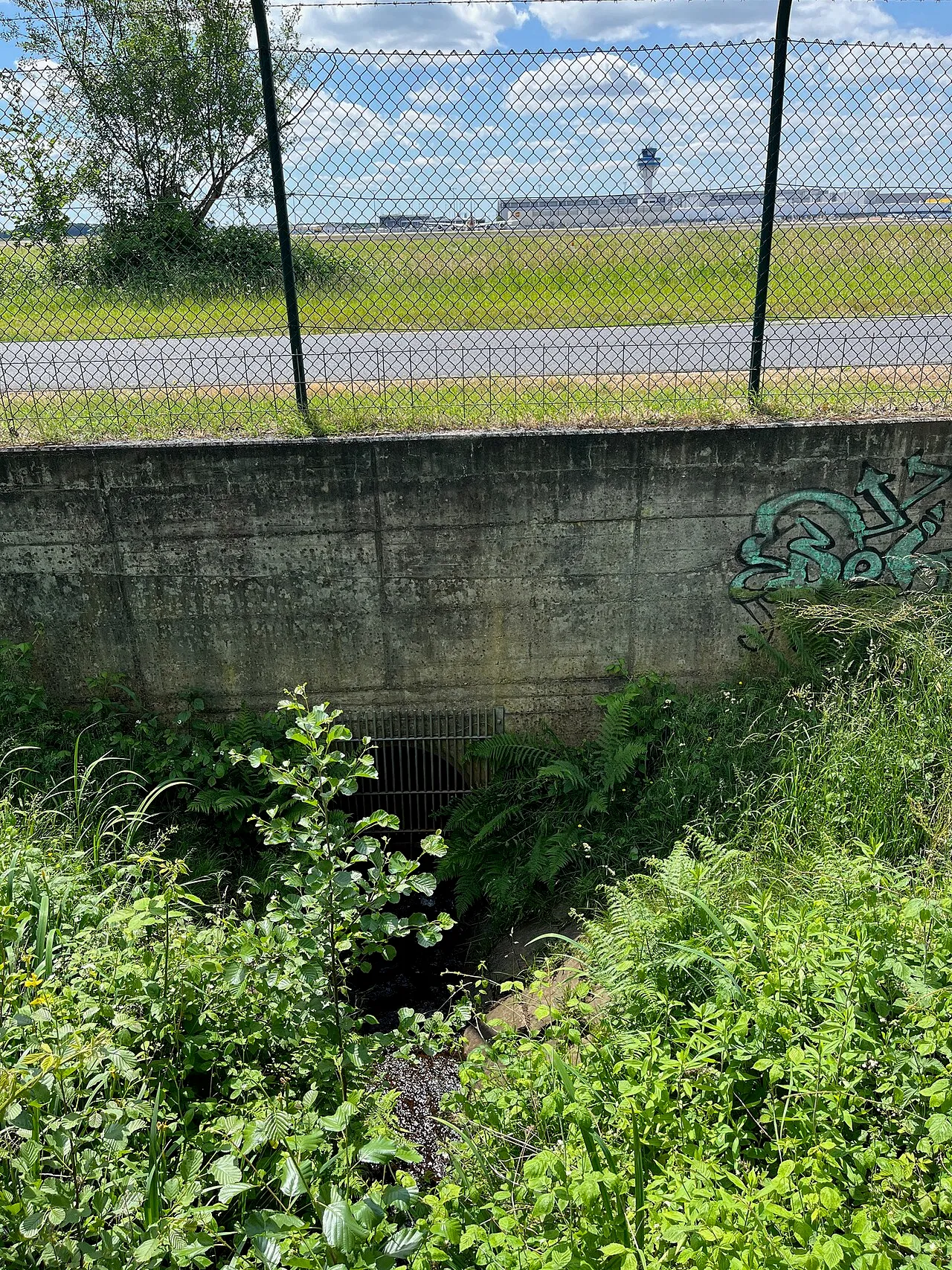 Sandbach unterquert Flughafen