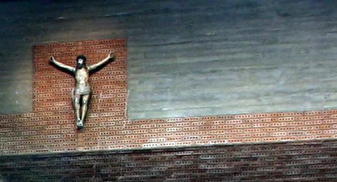 Der Kruzifixkorpus aus dem 16. Jahrhundert an der Ziegelwand, die im Mauerwerk ein dünnes Kreuz bildet (2009)