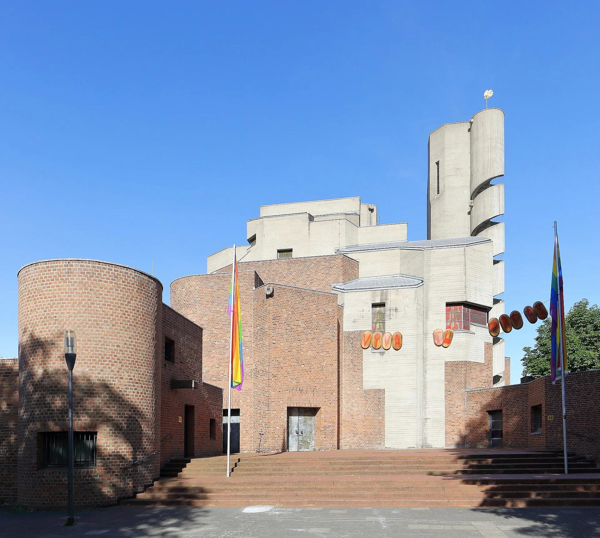 Christi Auferstehung , a brutalist Catholic Church in Cologne , NRW, Germany, erected from 1968-1970. It was designed by Gottfried Böhm , a Pritzker Prize winni