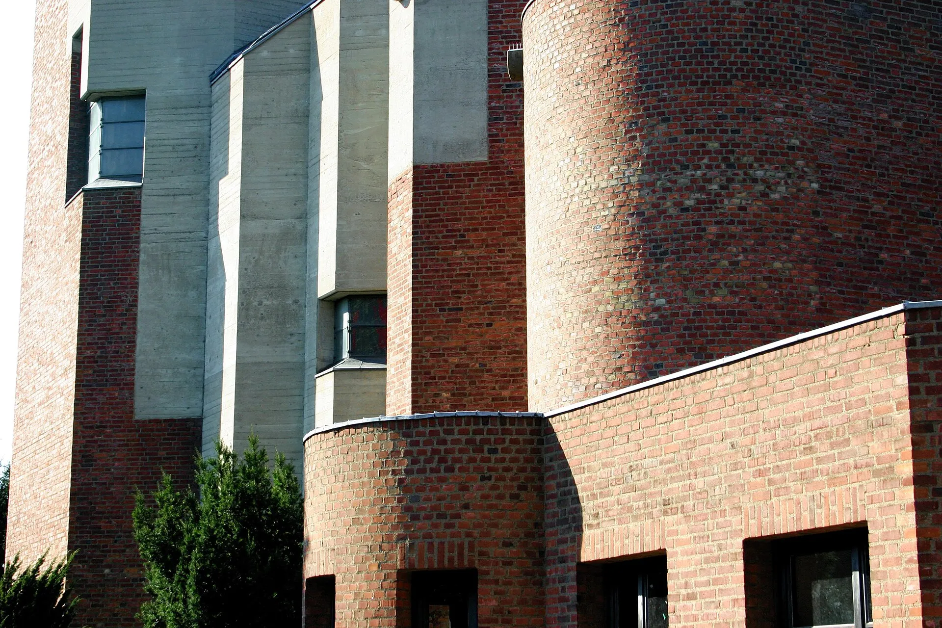Christi Auferstehung Köln-Lindenthal Südseite