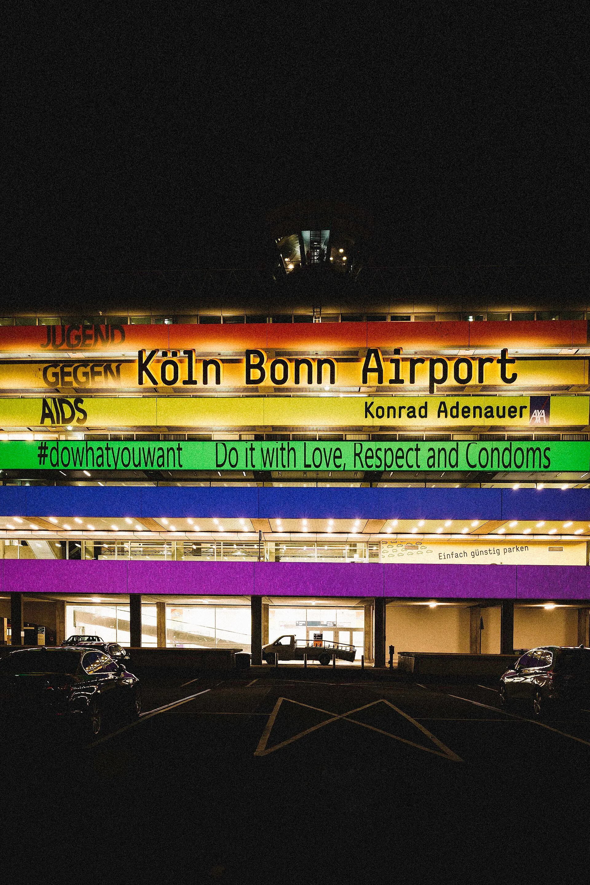 Der Flughafen Köln Bonn und die gemeinnützige Organisation haben anlässlich des Christopher Street Days in Köln gemeinsam mit Lichtkünstler Matthias Strobl das