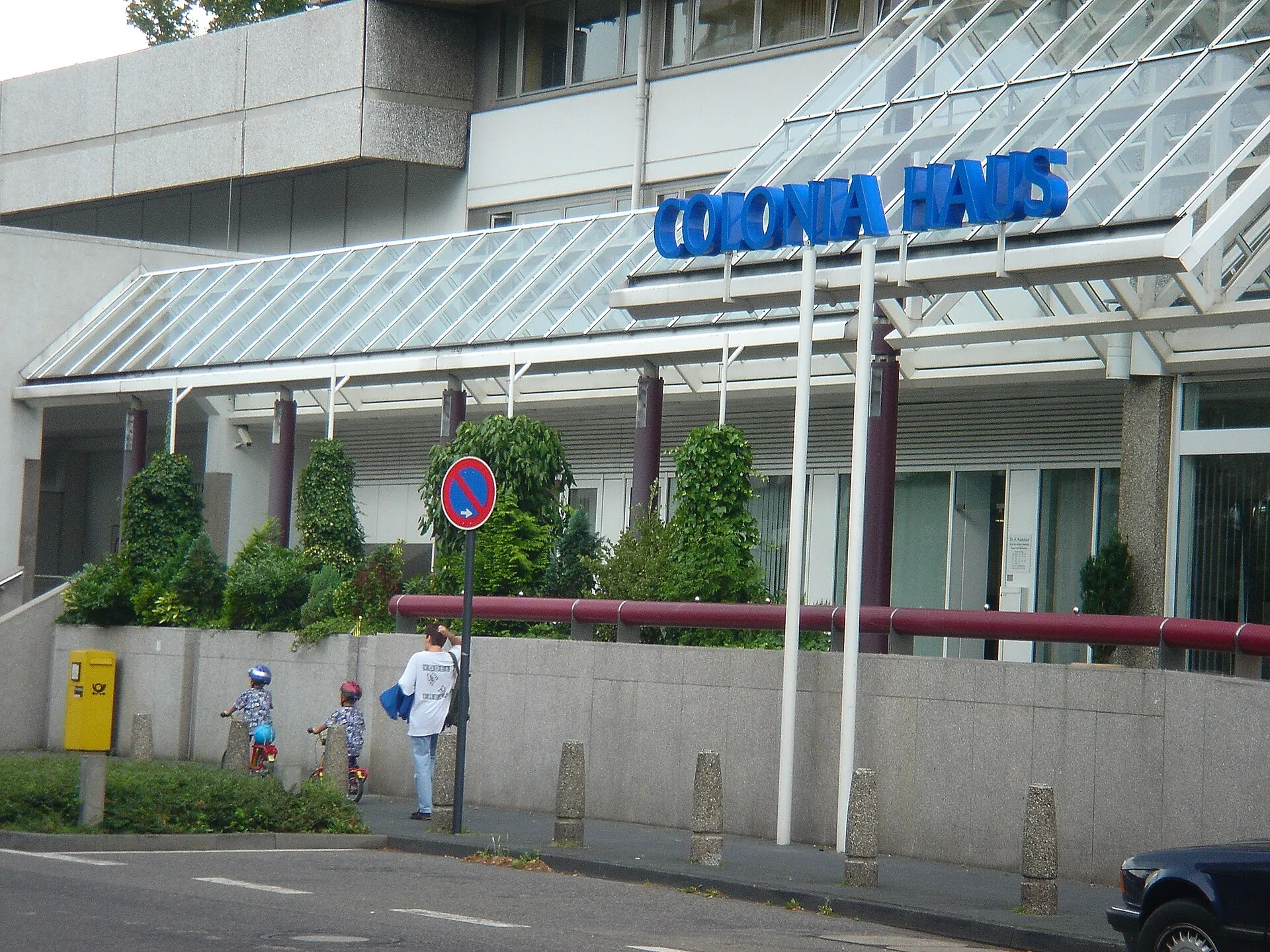 Haupteingang vom Colonia-Hochhaus, an der Spitze ist das AXA-Logo angebracht. Die Colonia-Versicherung wurde von der AXA-Gruppe übernommen.