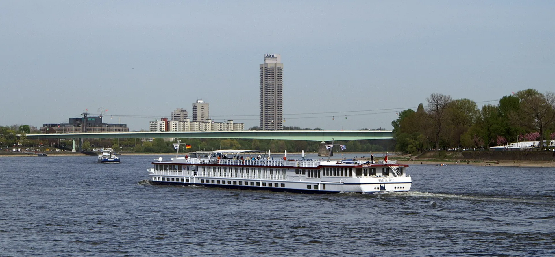 Flusskreuzfahrtschiff Bellissima auf Fahrt in Köln.