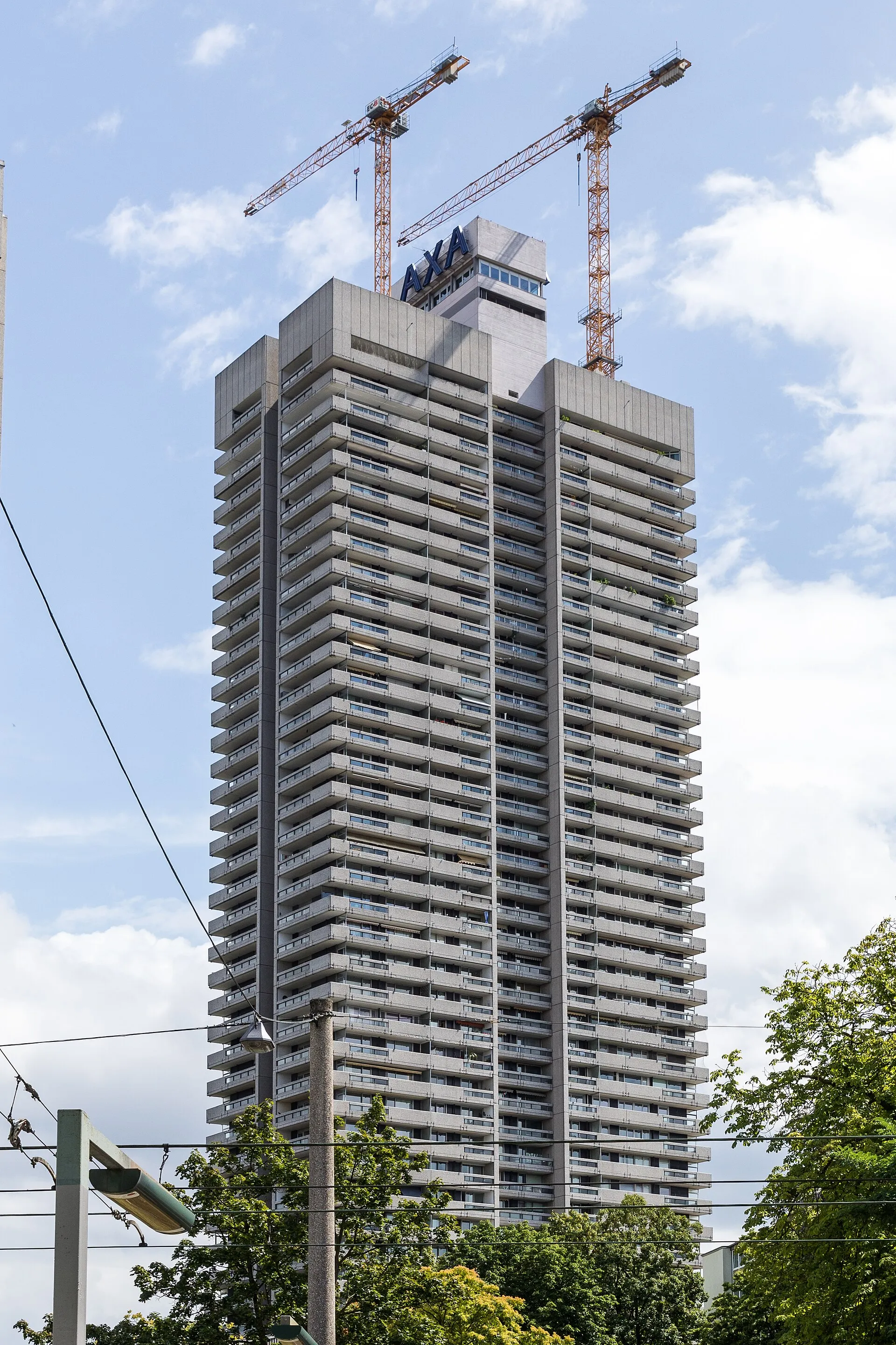 Colonia-Haus mit Baukränen, 2023