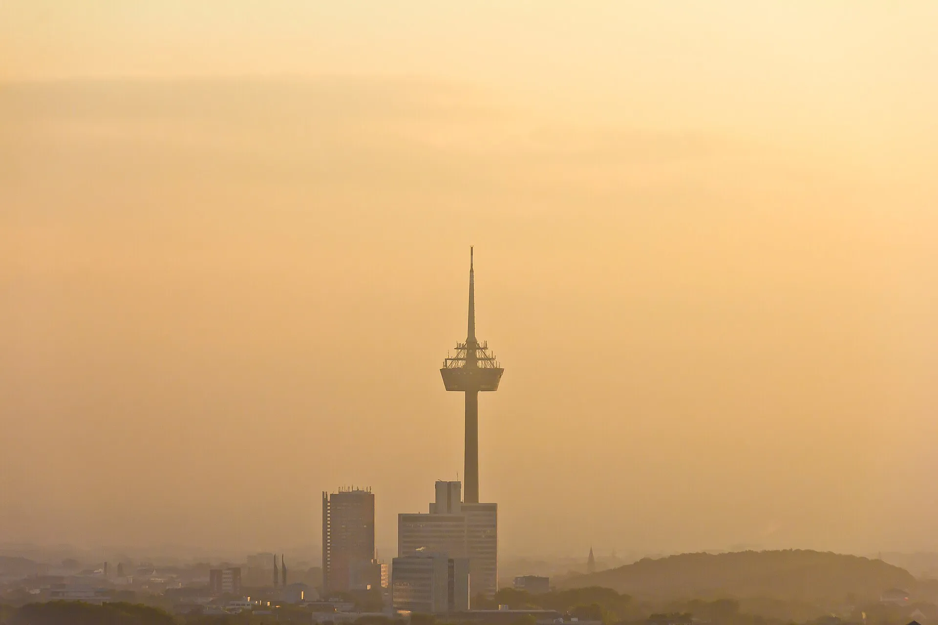Ballonfahrt über Köln - Sonnenaufgang über der Ehrenfelder Skyline - Herkules-Hochhaus, Colonius, Herkulesberg