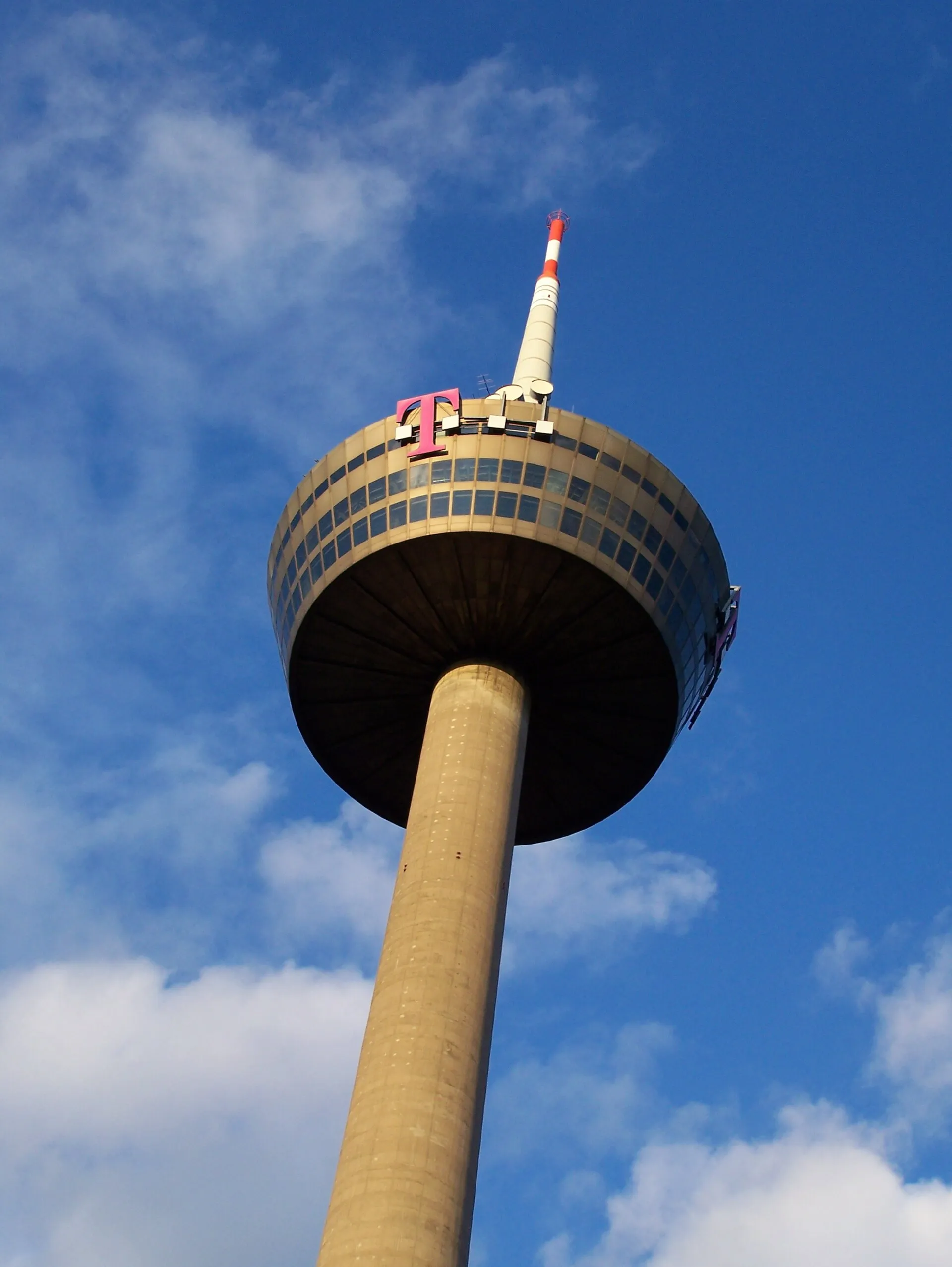Der Colonius ist mit seinen 266 Metern Höhe der höchste Fernmeldeturm in Nordrhein-Westfalen und der siebthöchste Fernmeldeturm in Deutschland.