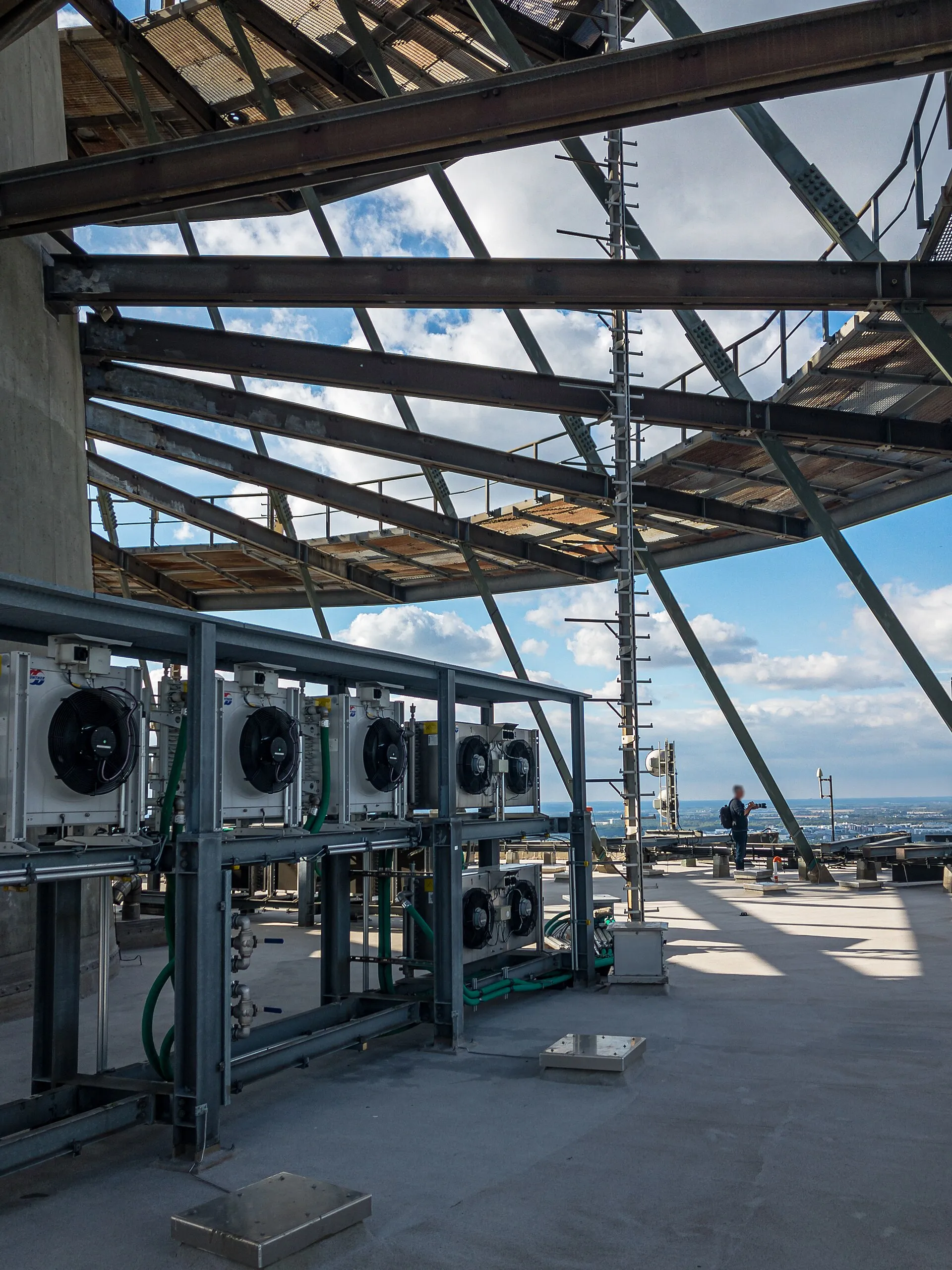 Kühlanlagen auf der Antennenplattform des Colonius (Foto: 2020)