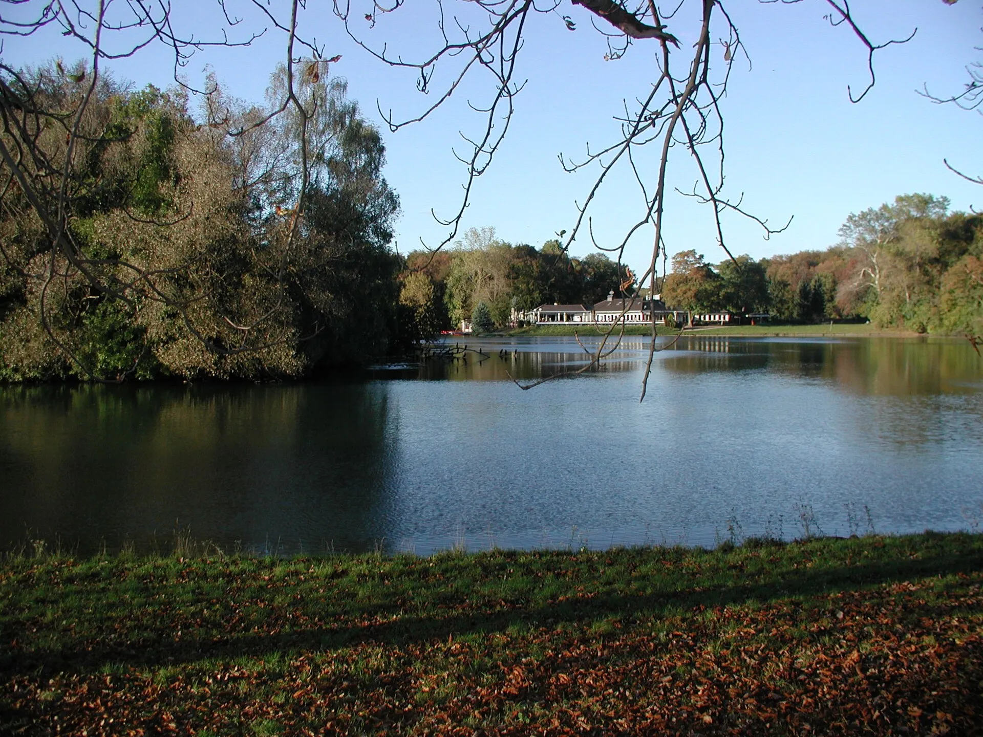 Grüngürtel-Köln , Haus am See.