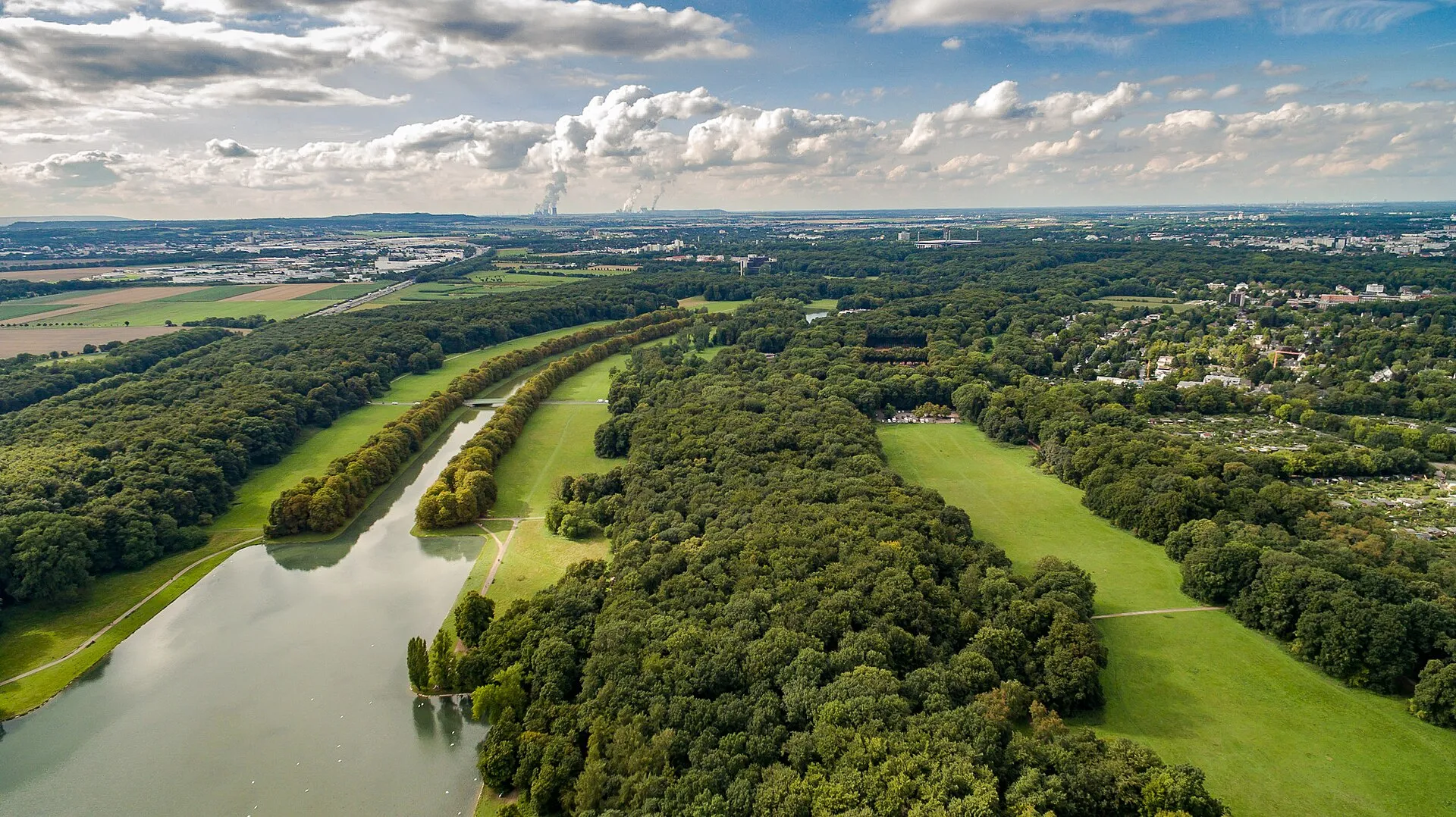 Der Stadtwald ist ein Erholungsgebiet in Köln. Durch den angelegten Park führt eine angesagte Laufstrecke.