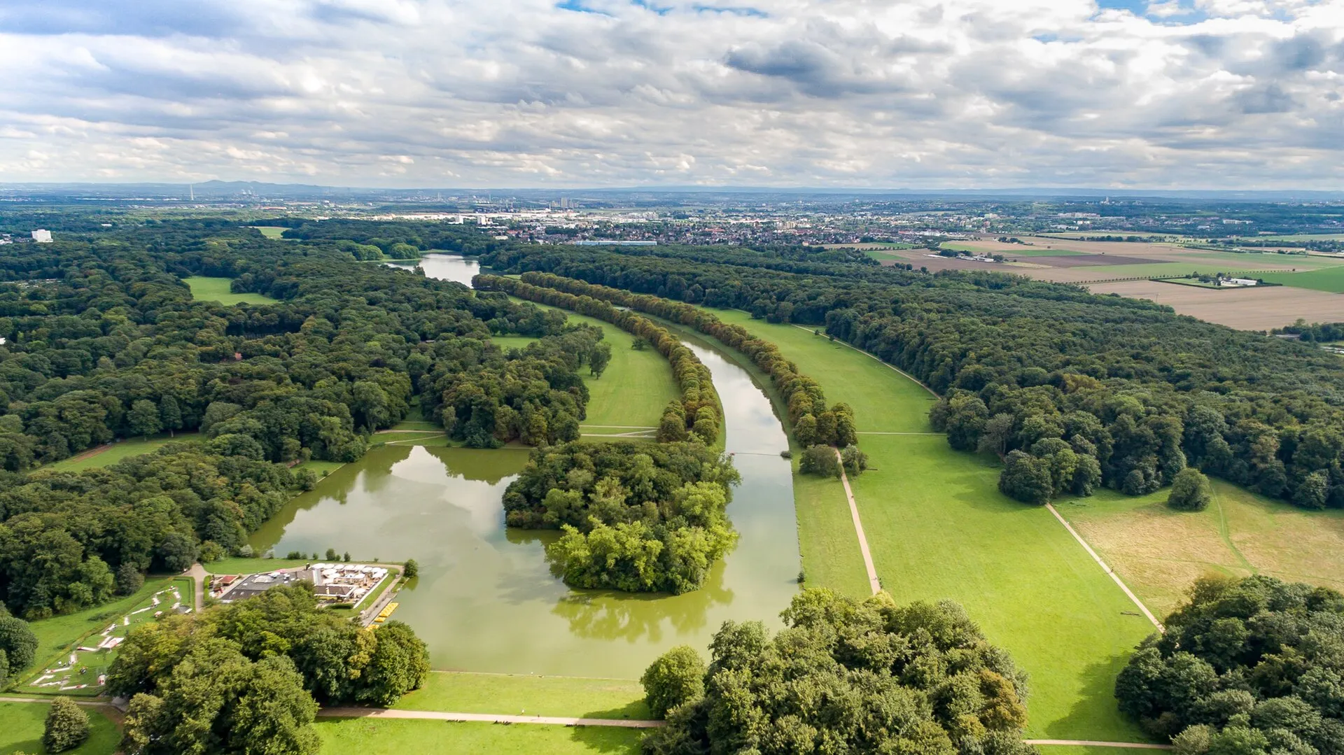 Der Stadtwald ist ein Erholungsgebiet in Köln. Durch den angelegten Park führt eine angesagte Laufstrecke.
