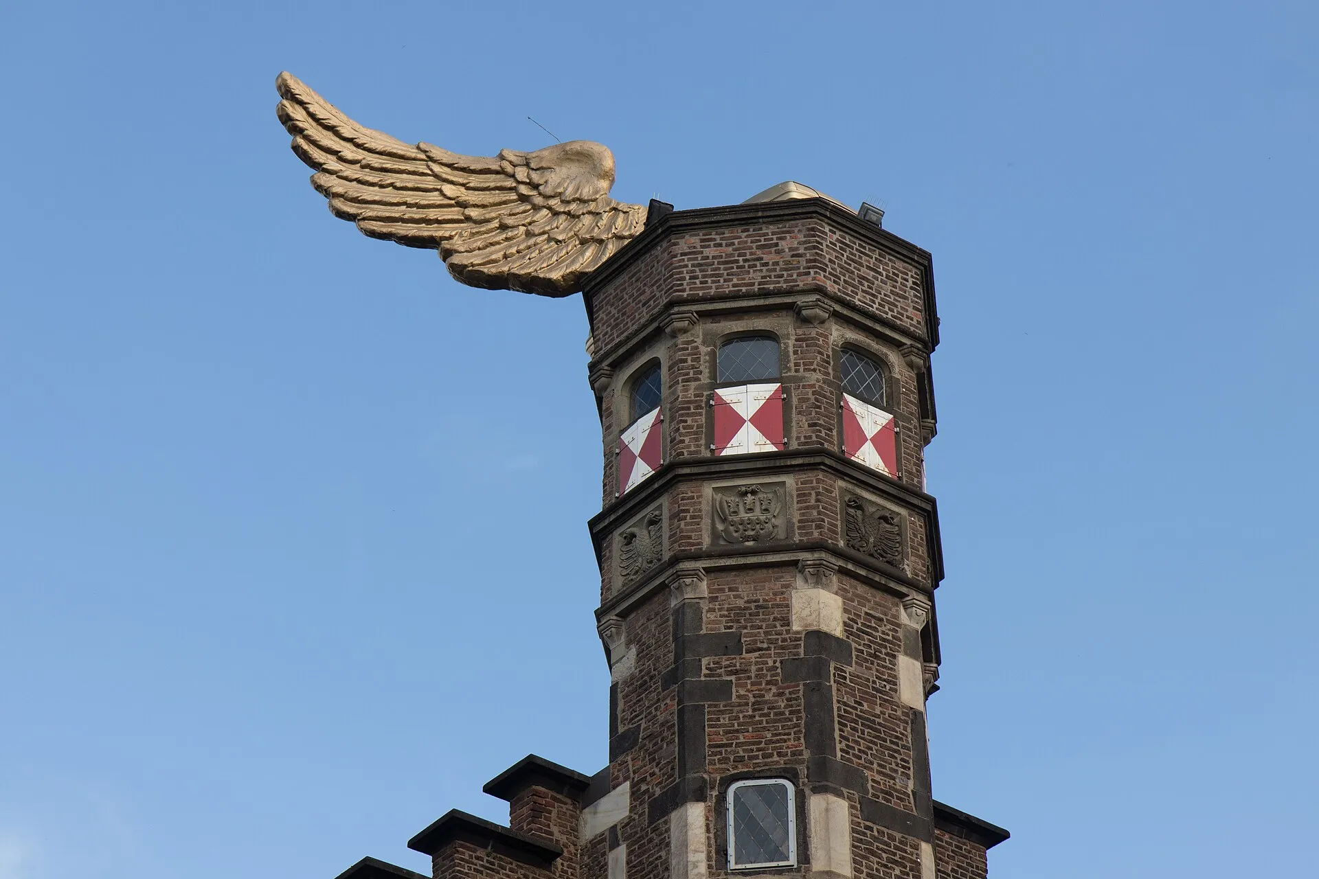 Kölnisches Stadtmuseum in Zeughaus und Alter Wache. Hier: Treppenturm mit „Goldener Vogel“ von HA Schult