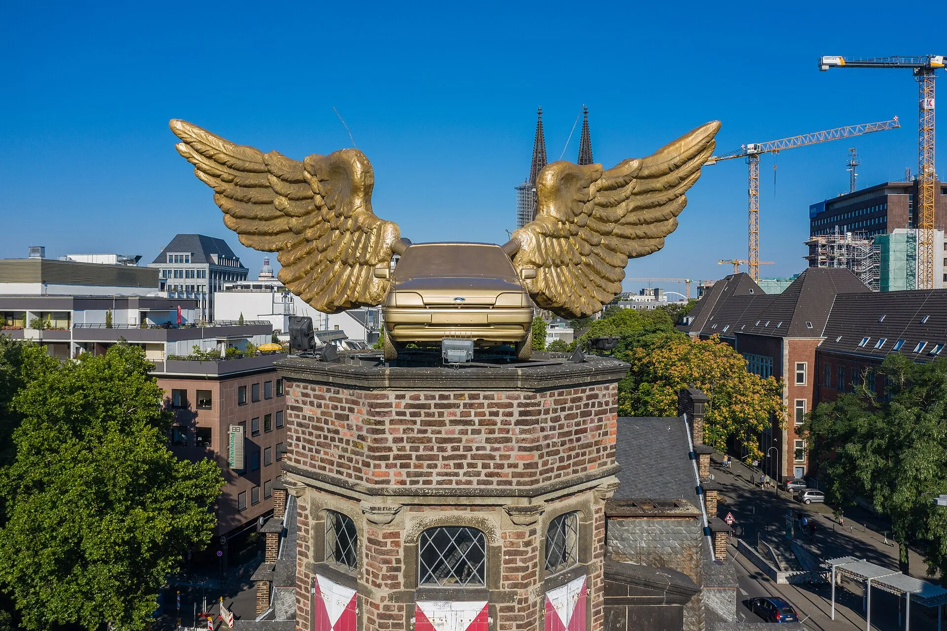 Der Goldene Vogel von HA Schult auf dem Zeughaus Köln. Sitz des Kölnischen Stadtmuseums. Luftaufnahme mit Genehmigung der Stadt Köln